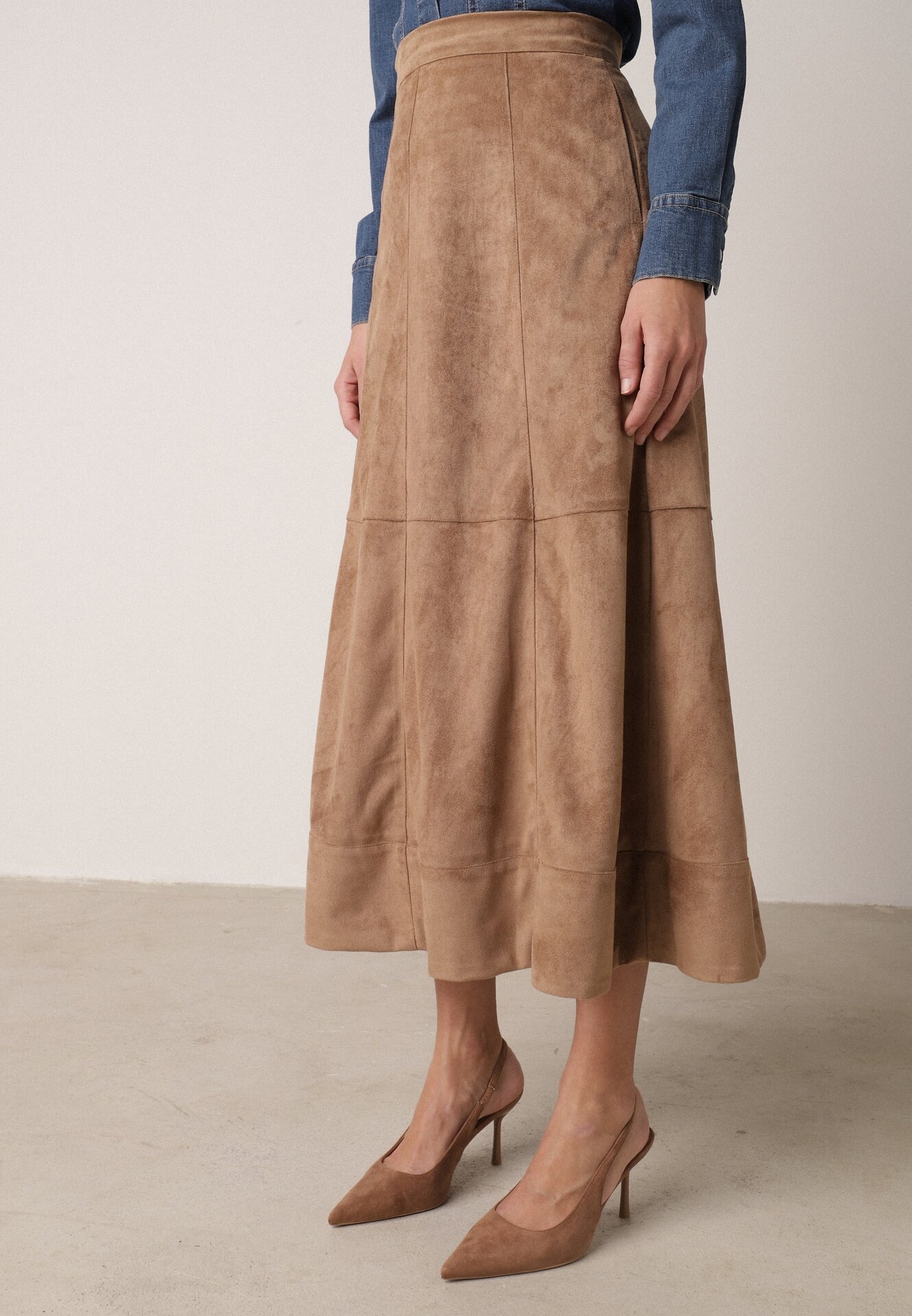 Beżowa Rozkloszowana Spódnica z Imitacji Zamszu Basara