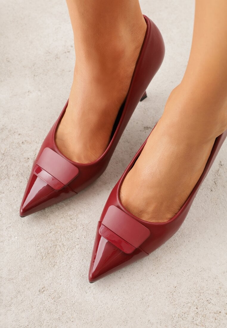 Czerwone Szpilki Ozdobione z Geometryczną Aplikacją Lysastos