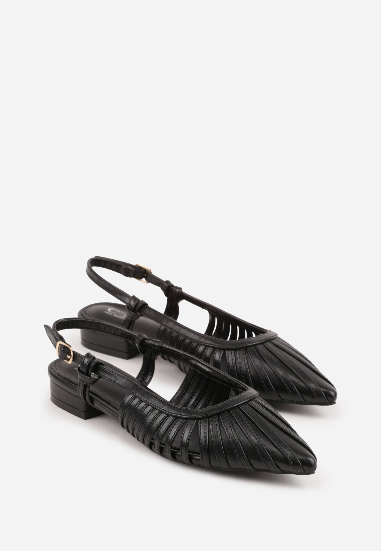 Czarne Sandały na Płaskiej Podeszwie Ozdobione Wycięciami Auraly