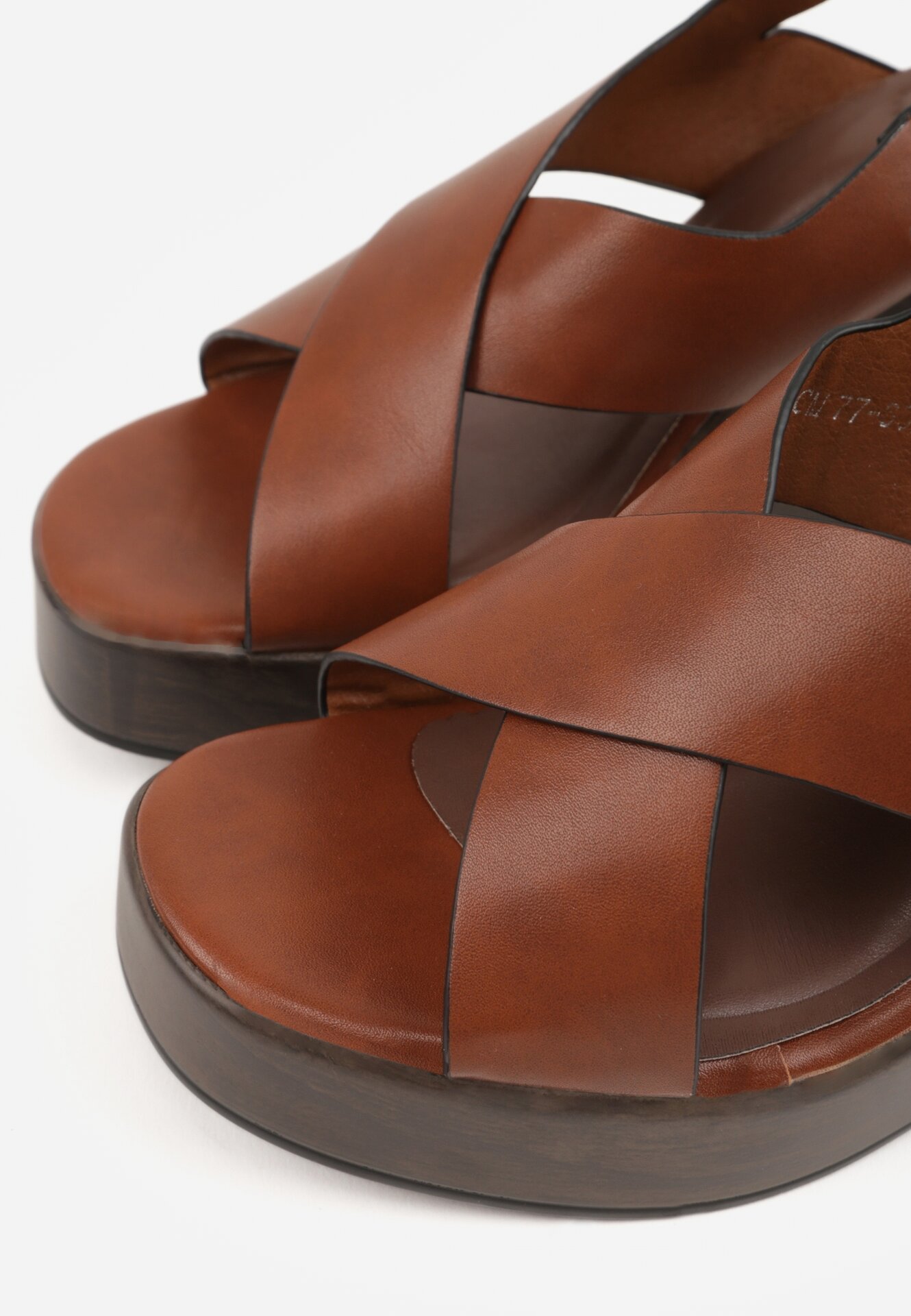 Jasnobrązowe Sandały na Koturnie i Platformie Ozdobione Dwoma Paskami Daphnone