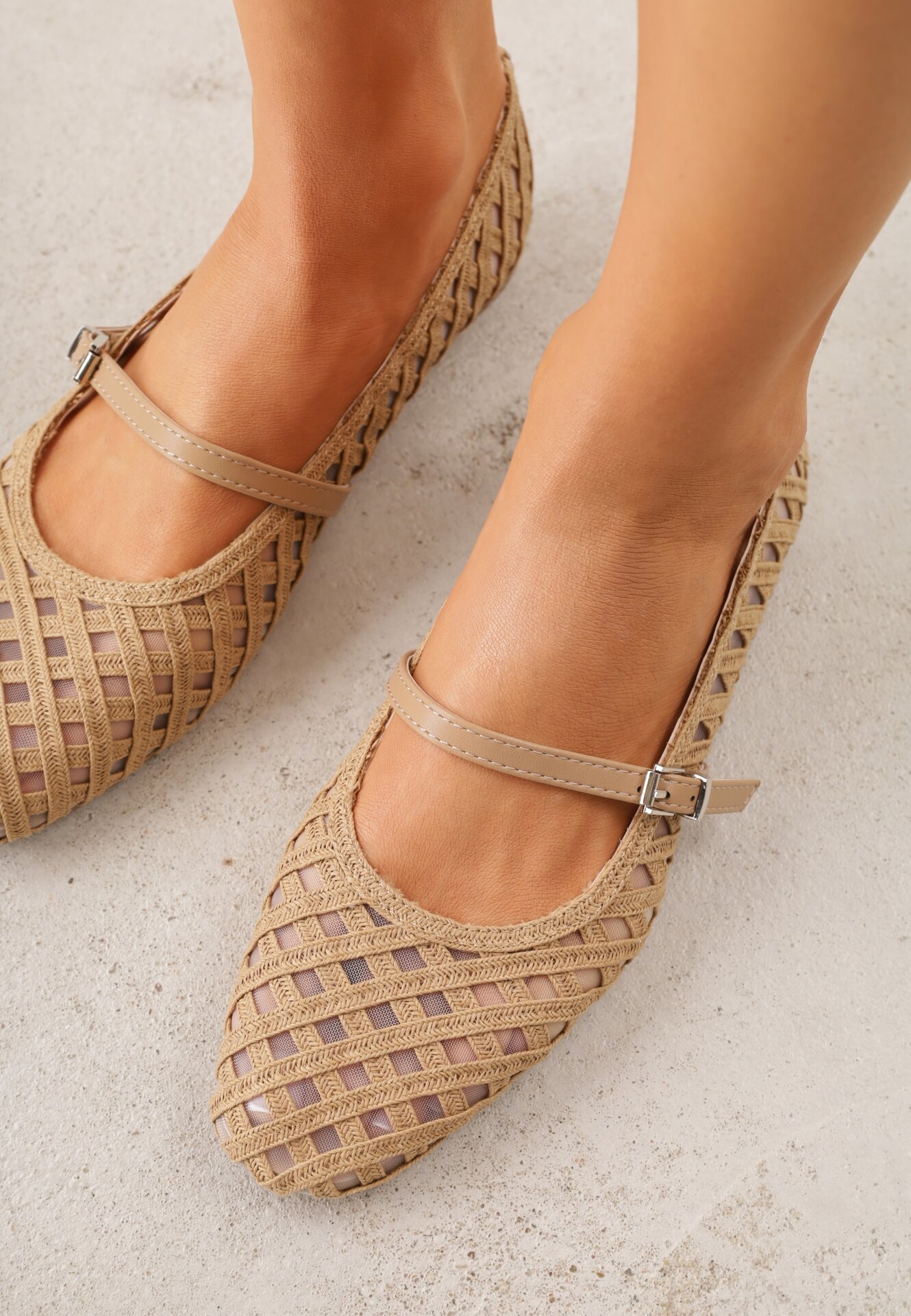 Beżowe Balerinki Ozdobione Ażurowym Motywem i Paskiem Nonaniassi