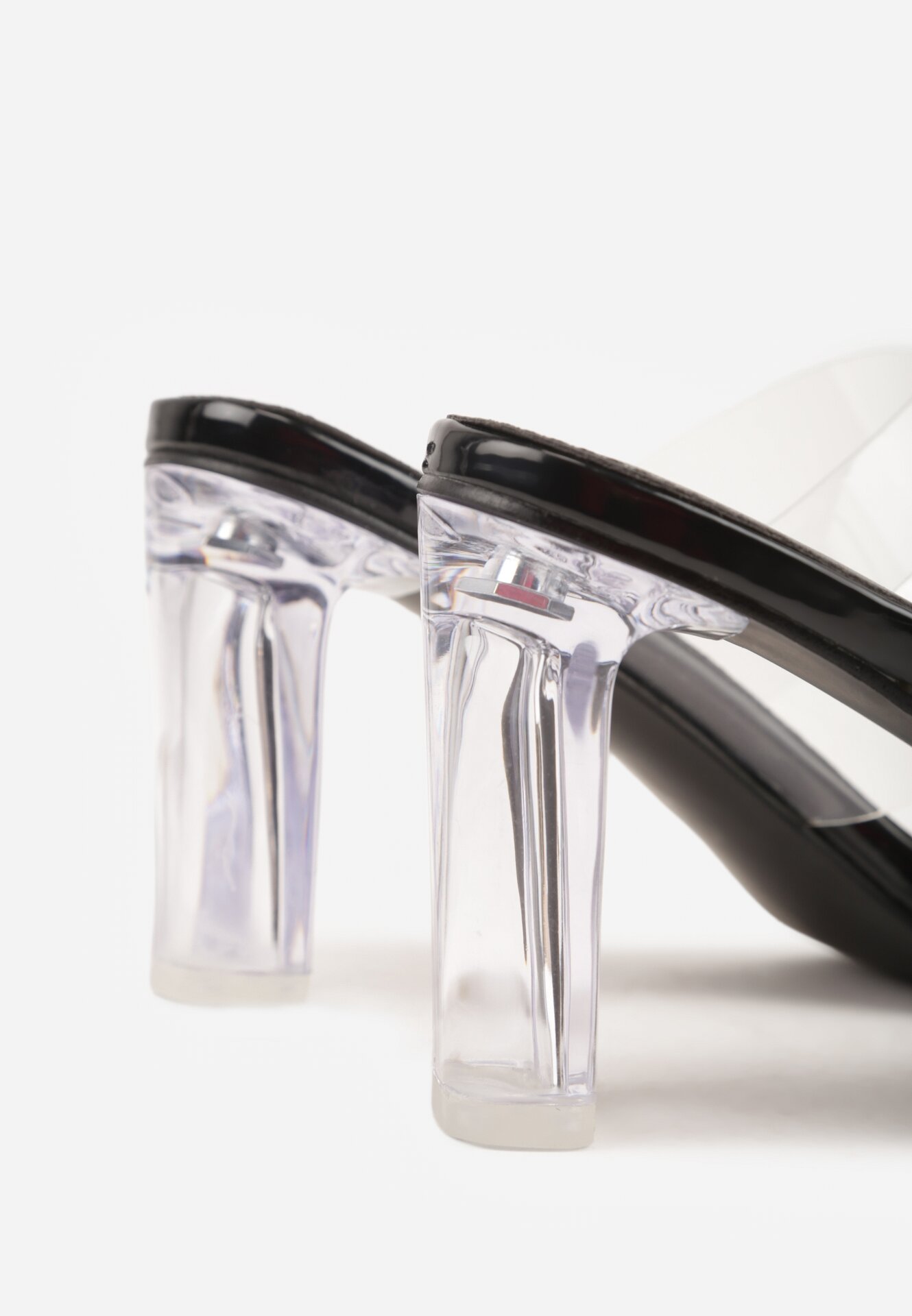 Czarne Klapki na Słupku z Transparentnym Paskiem i Obcasem Ryrnell