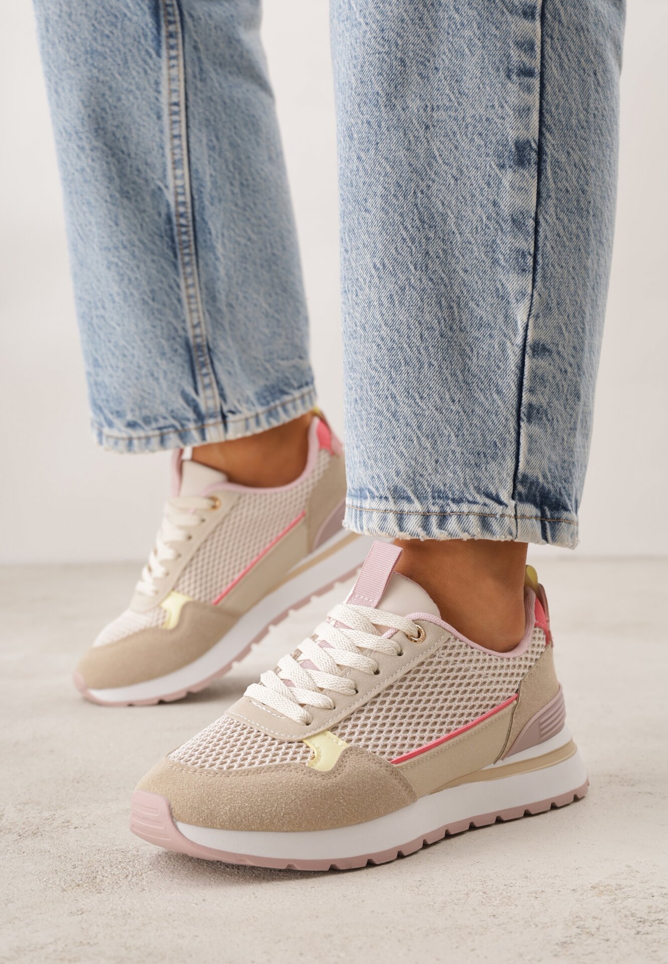 Ciemnobeżowe Sneakersy z Siateczką i Antypoślizgową Podeszwą Katala