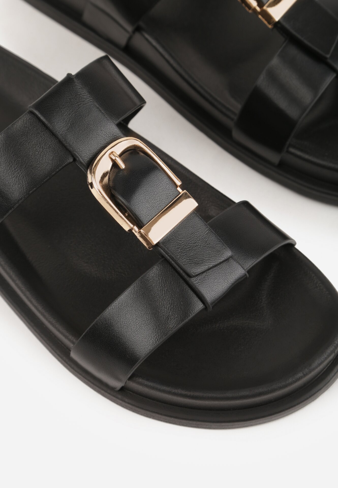 Czarne Klapki z Ozdobną Klamrą i Paskiem Kaidine