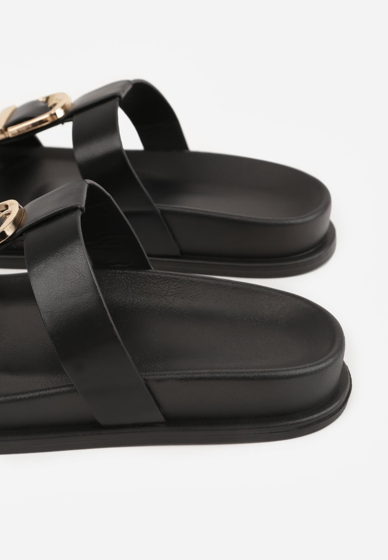 Czarne Klapki z Ozdobną Klamrą i Paskiem Kaidine