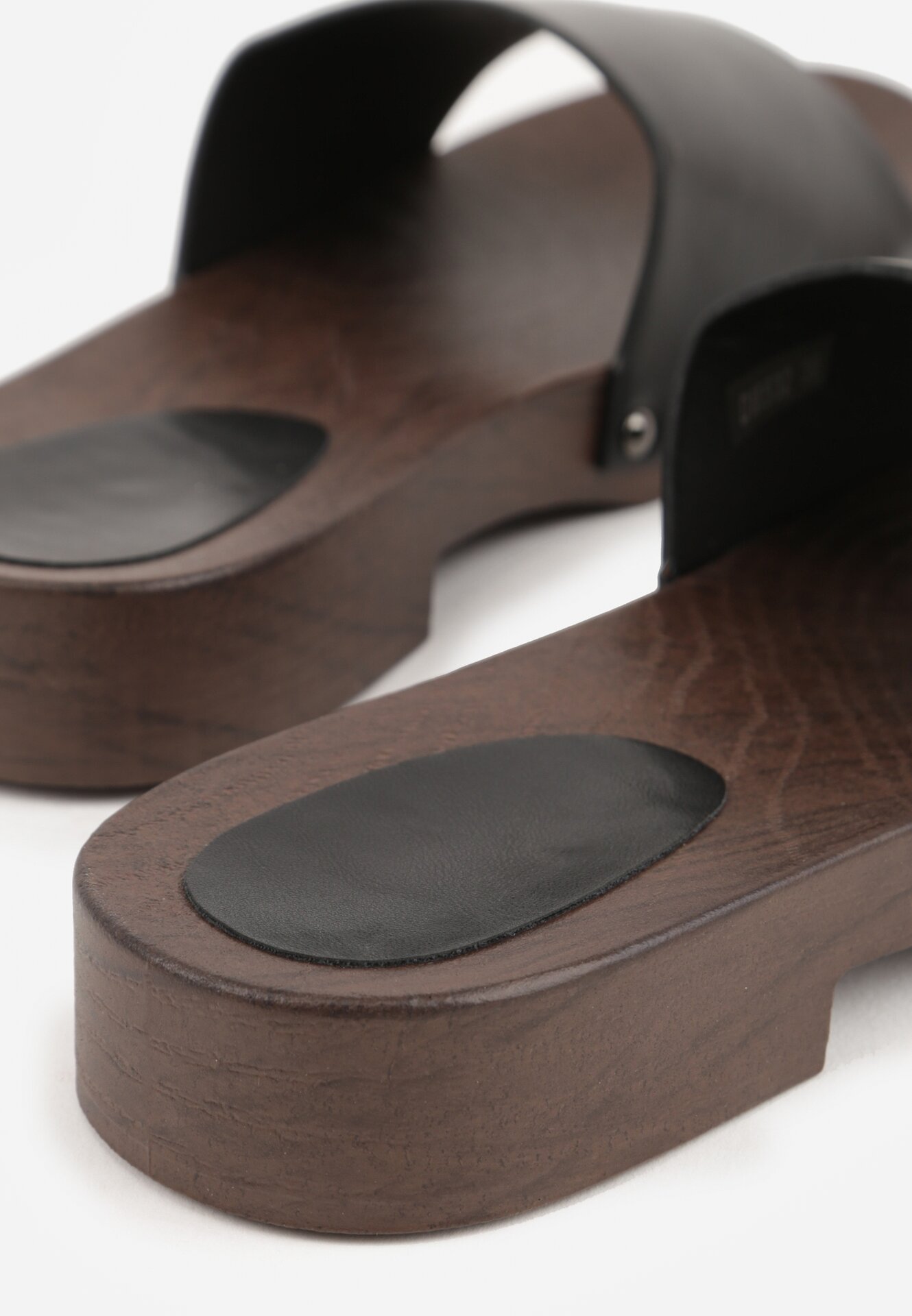 Czarne Klapki w Klasycznym Stylu z Nitami Talove