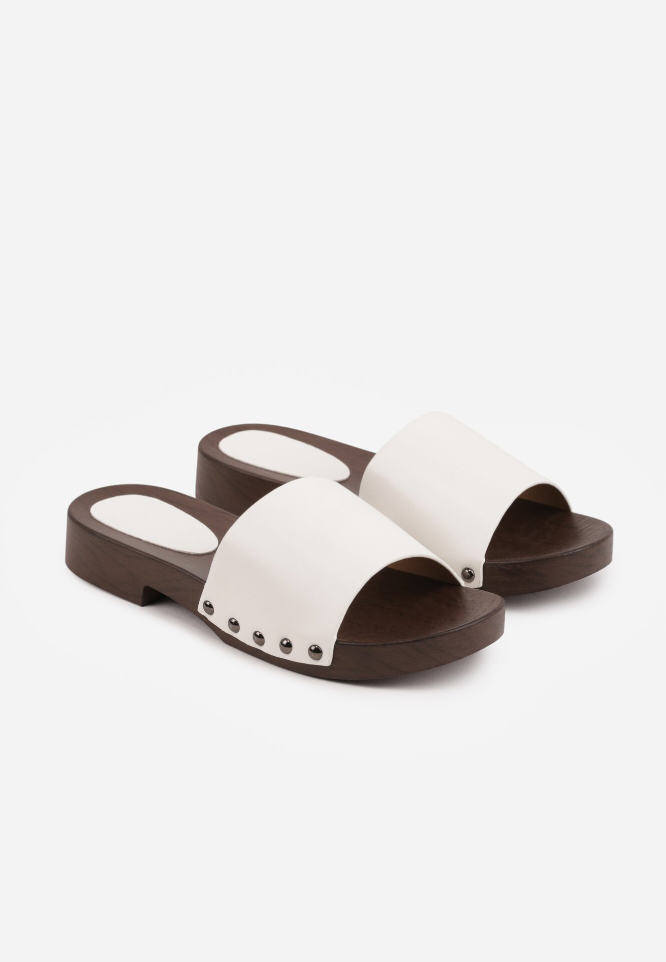 Białe Klapki w Klasycznym Stylu z Nitami Talove