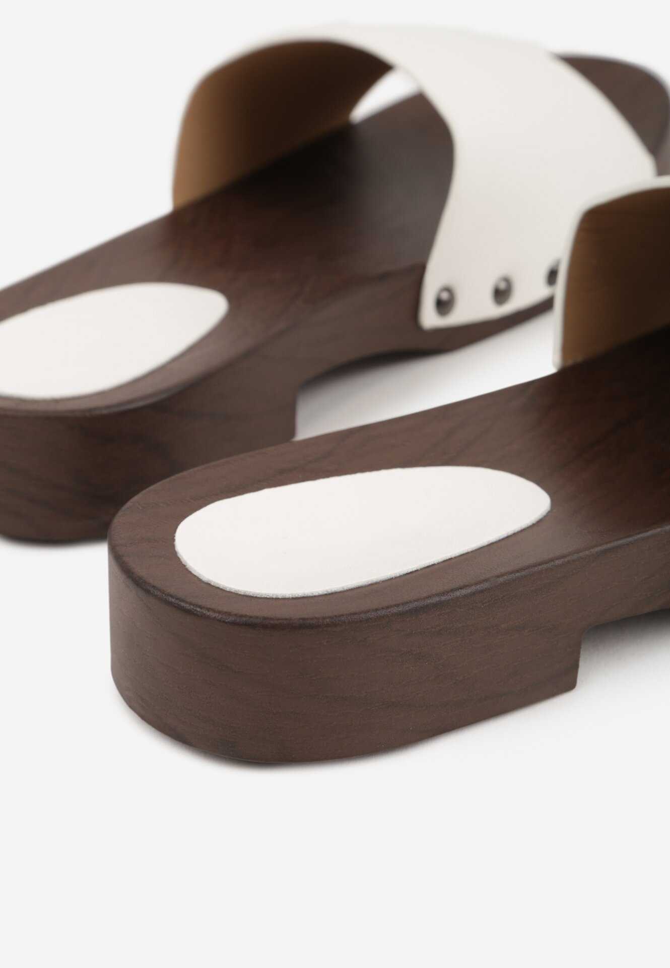 Białe Klapki w Klasycznym Stylu z Nitami Talove