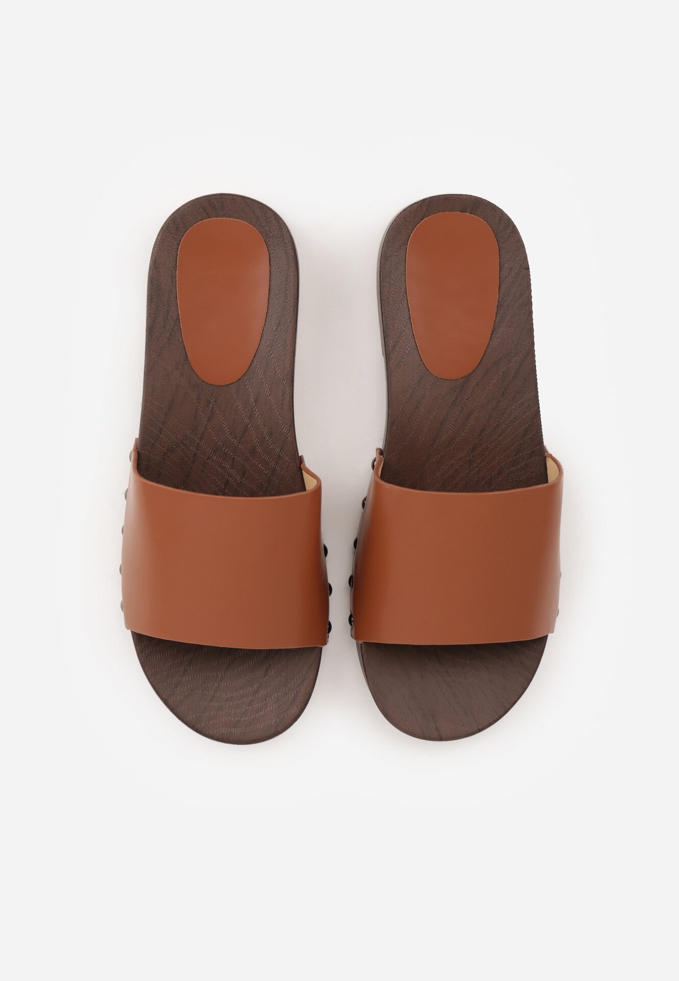 Brązowe Klapki w Klasycznym Stylu z Nitami Talove