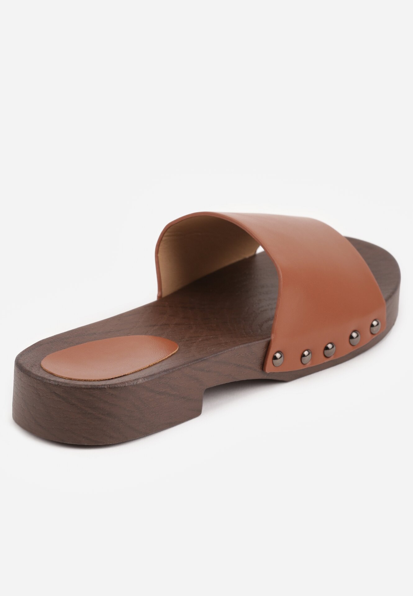 Brązowe Klapki w Klasycznym Stylu z Nitami Talove