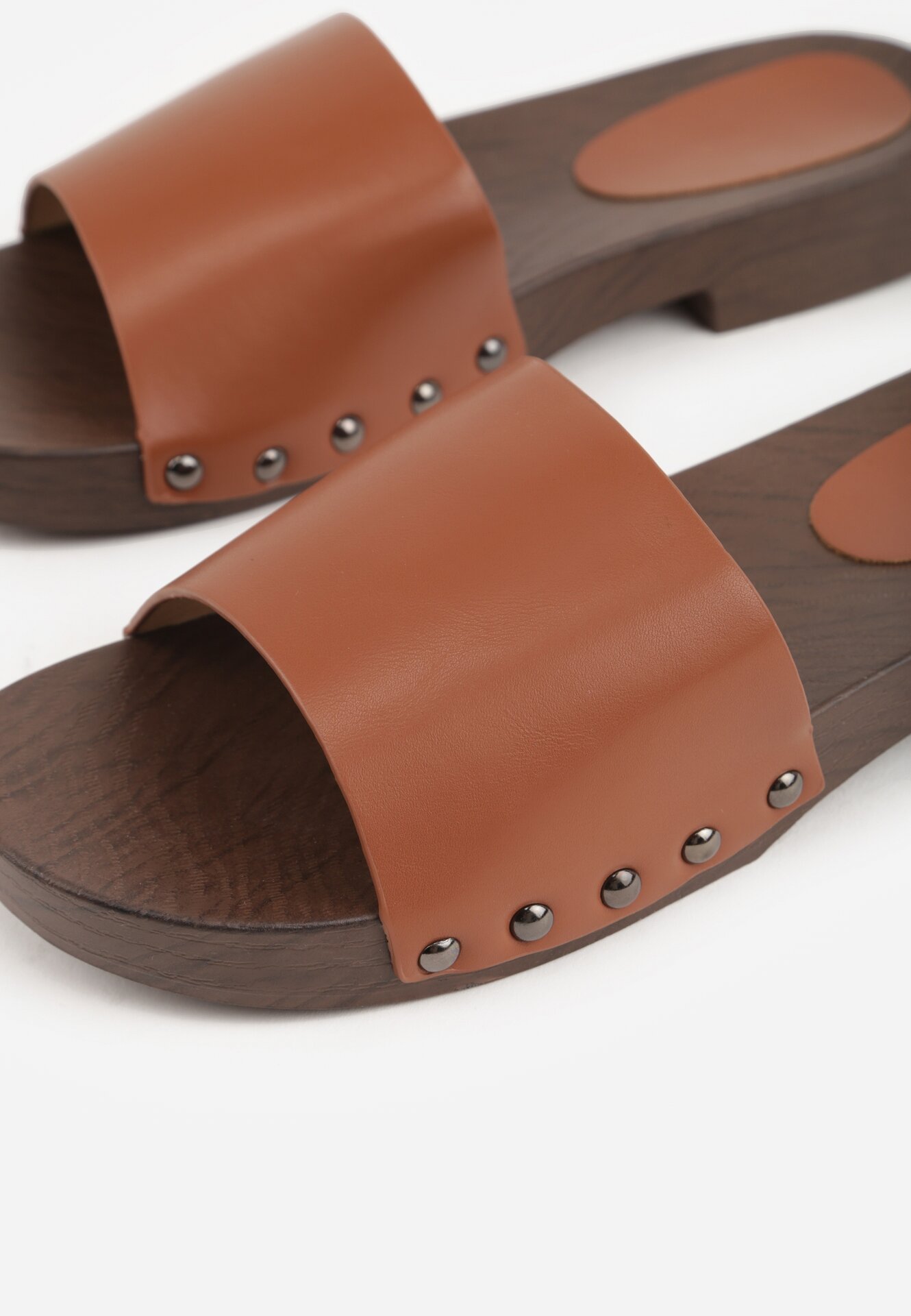 Brązowe Klapki w Klasycznym Stylu z Nitami Talove