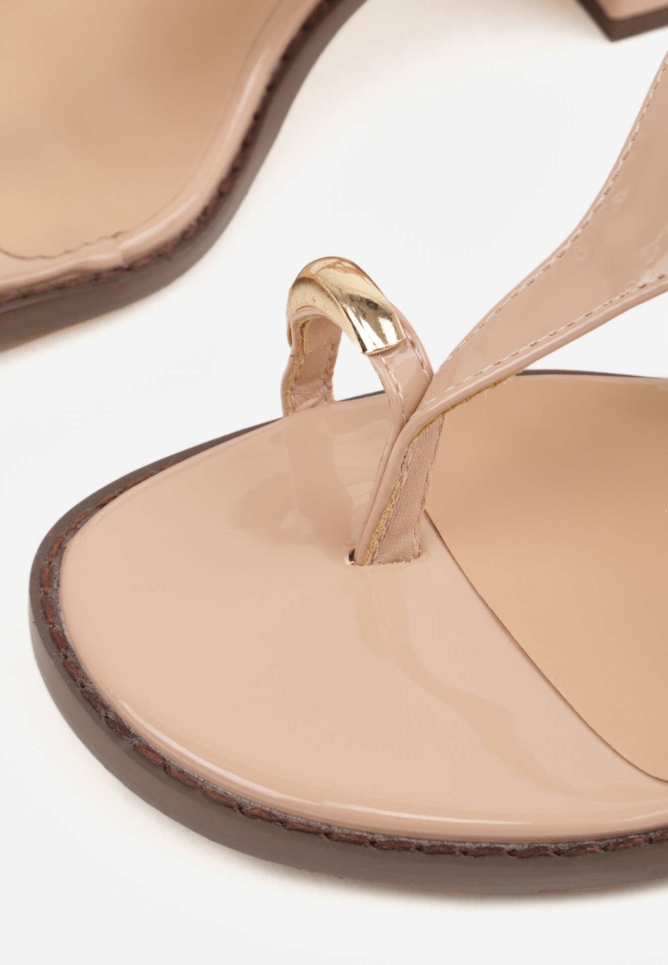 Beżowe Sandały Japonki na Słupku z Biżuteryjną Ozdobą Uhryss