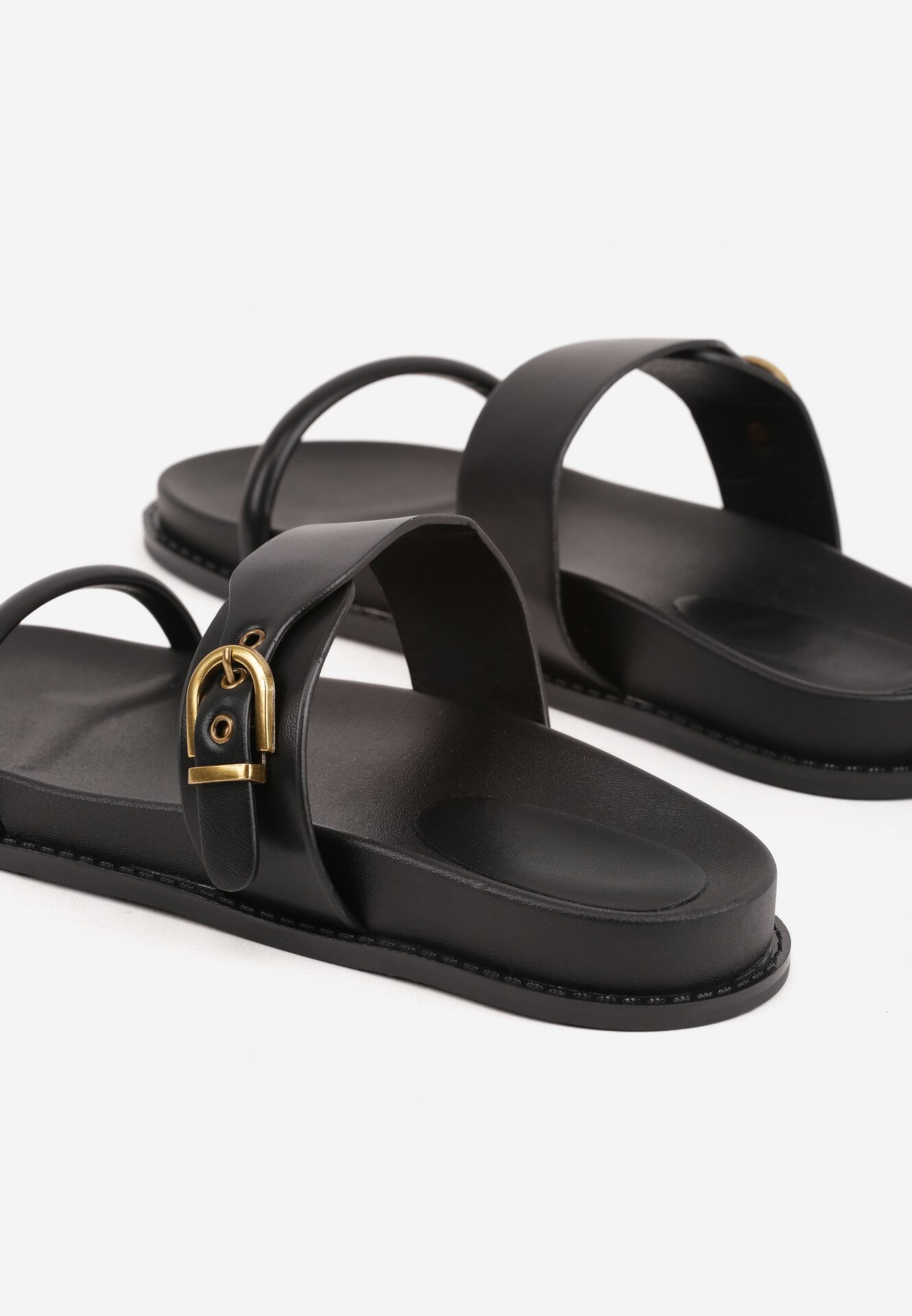 Czarne Klapki z Dwoma Paskami i Metaliczną Klamrą Doriax