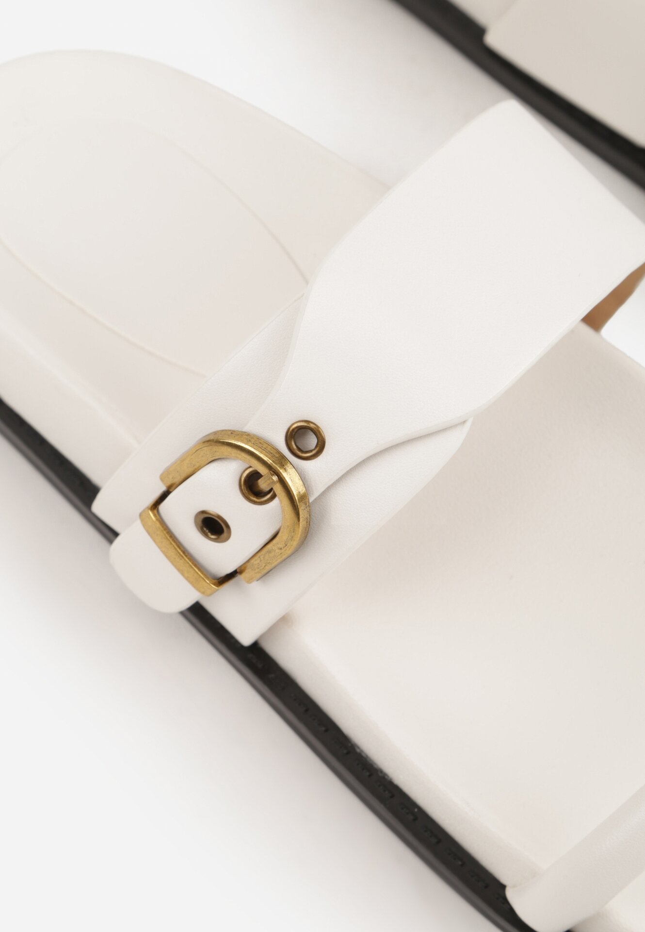 Białe Klapki z Dwoma Paskami i Metaliczną Klamrą Doriax