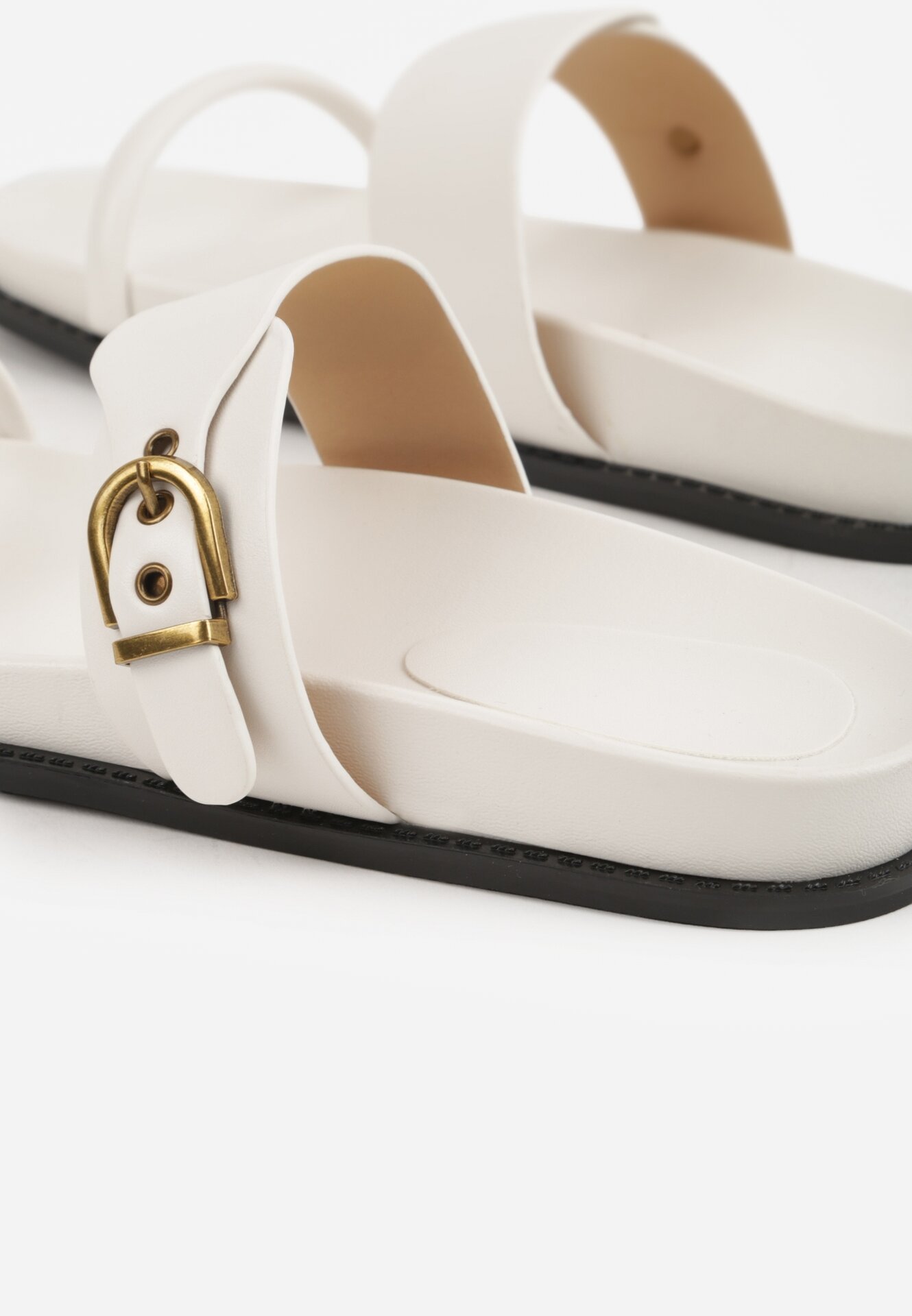 Białe Klapki z Dwoma Paskami i Metaliczną Klamrą Doriax