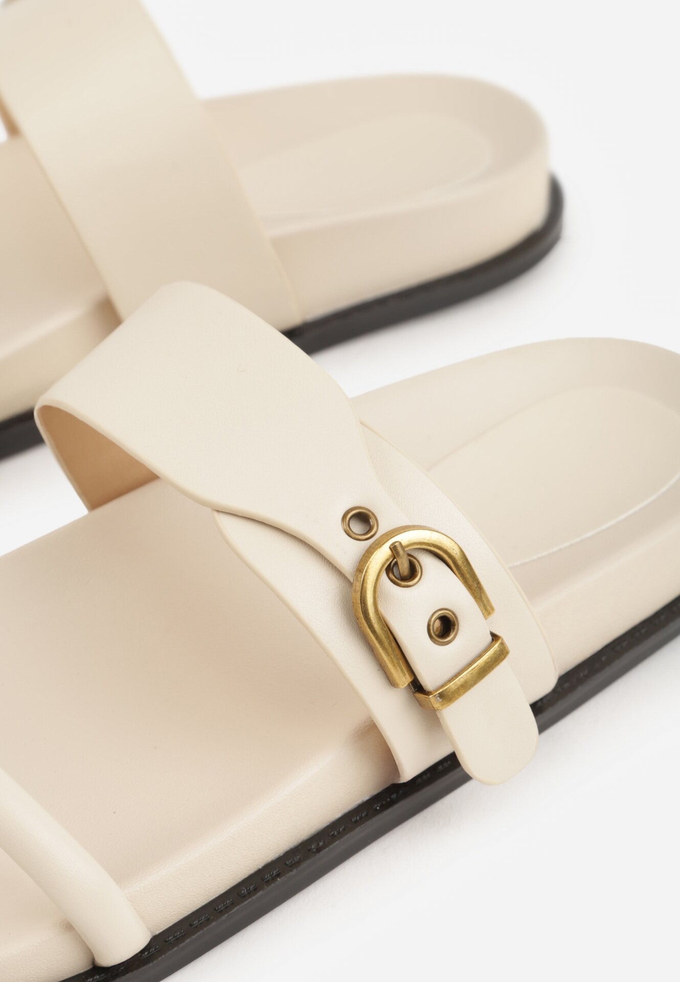 Beżowe Klapki z Dwoma Paskami i Metaliczną Klamrą Doriax