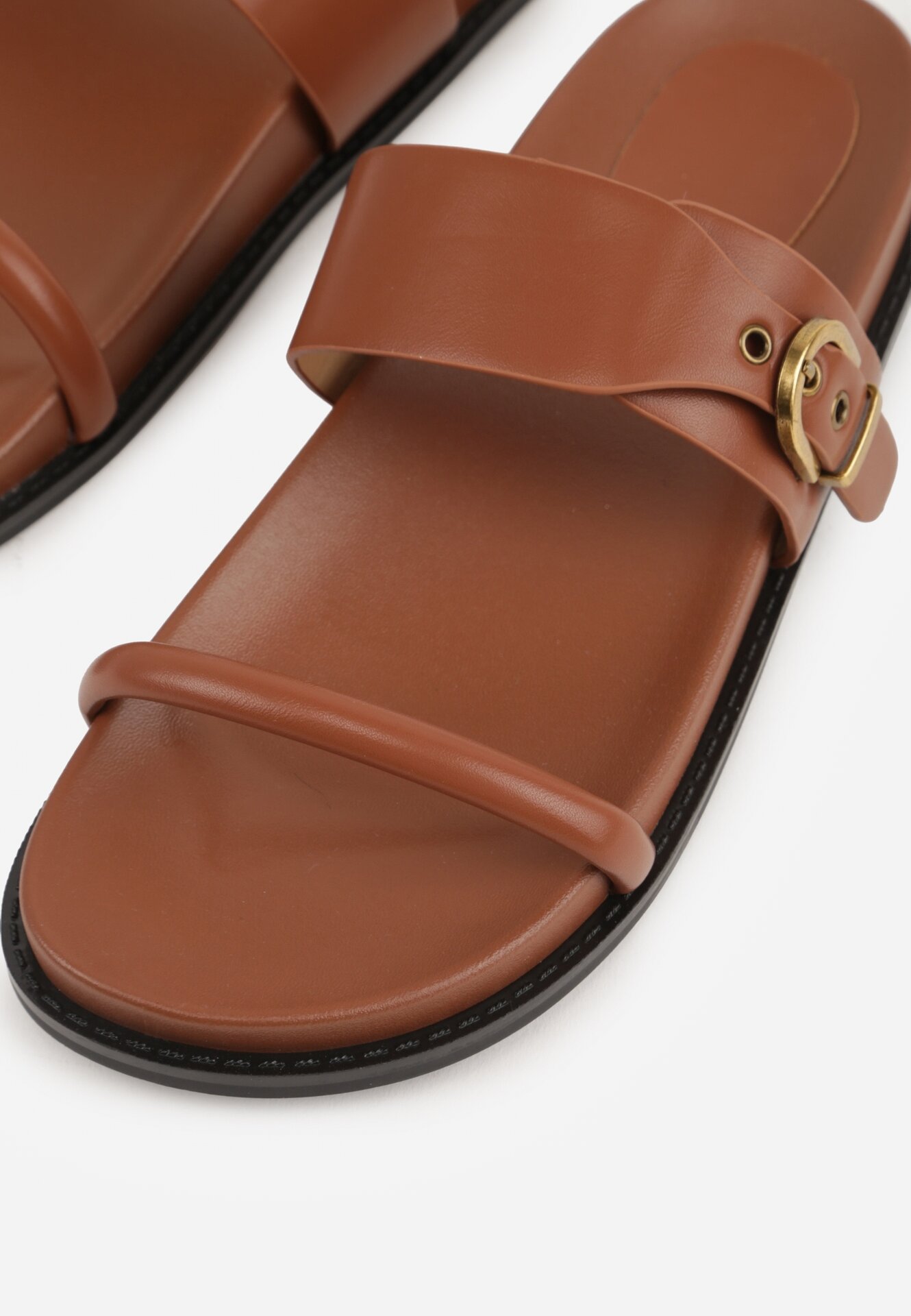 Brązowe Klapki z Dwoma Paskami i Metaliczną Klamrą Doriax