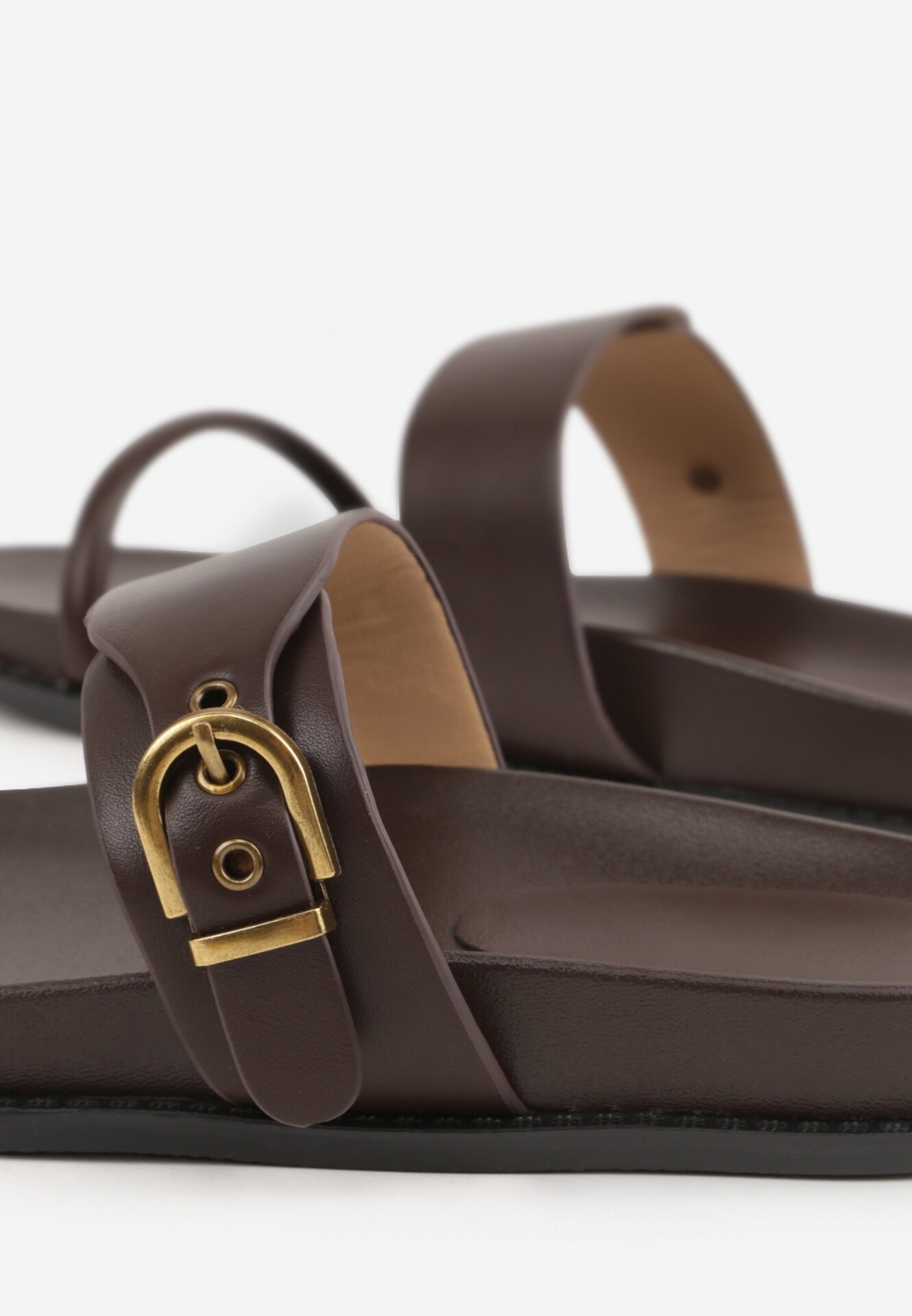 Ciemnobrązowe Klapki z Dwoma Paskami i Metaliczną Klamrą Doriax
