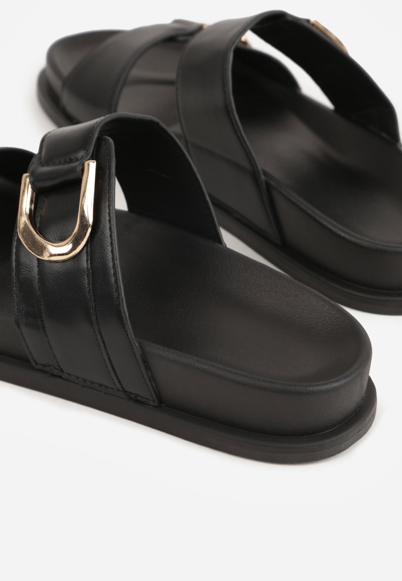 Czarne Klapki Ozdobione Dwoma Klamrami Sthosaildy