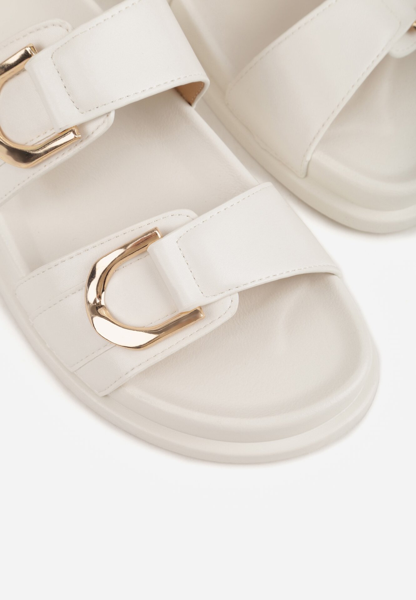 Białe Klapki Ozdobione Dwoma Klamrami Sthosaildy