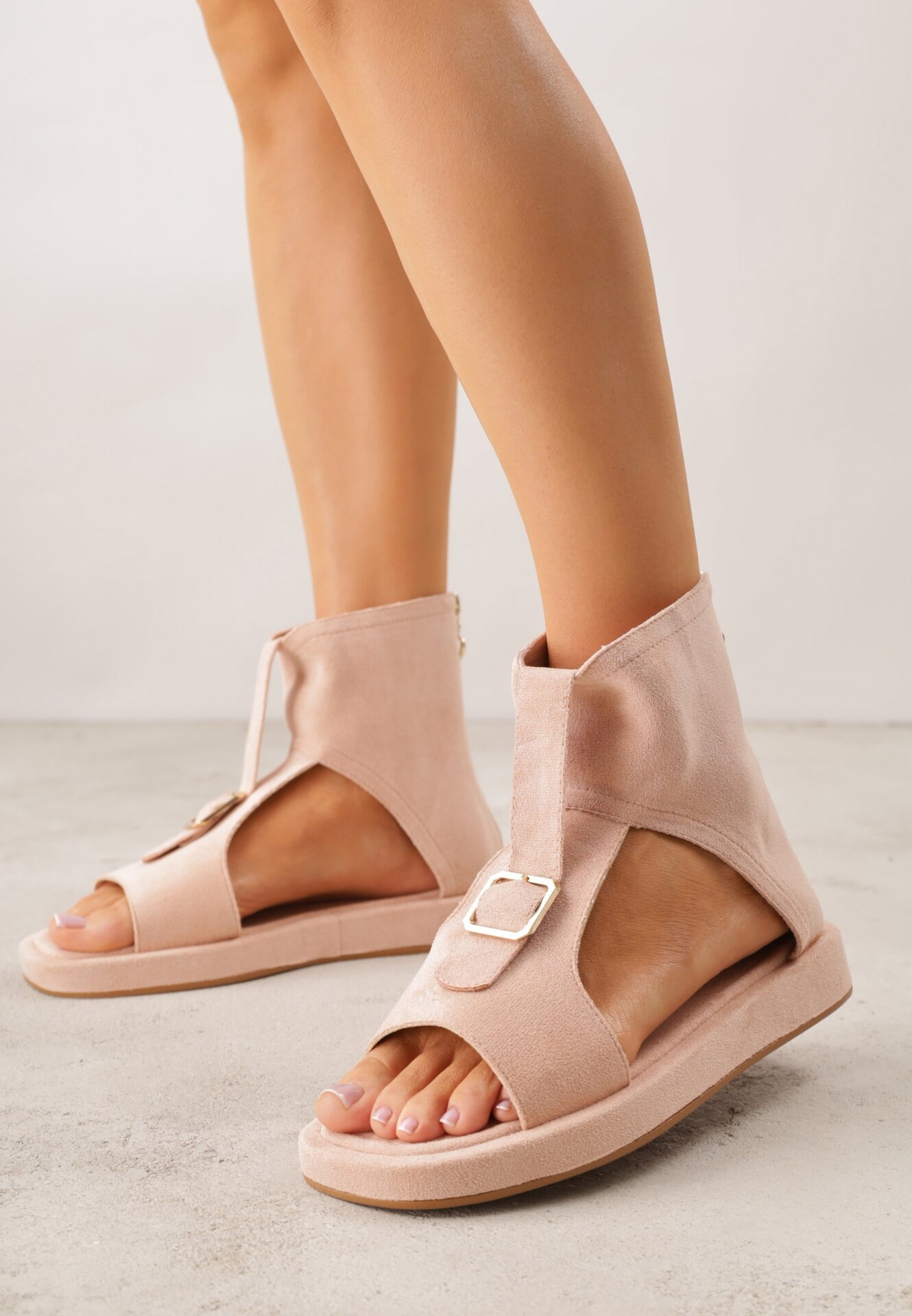 Różowe Sandały w Stylu Botków z Ozdobną Klamrą Theaneasi