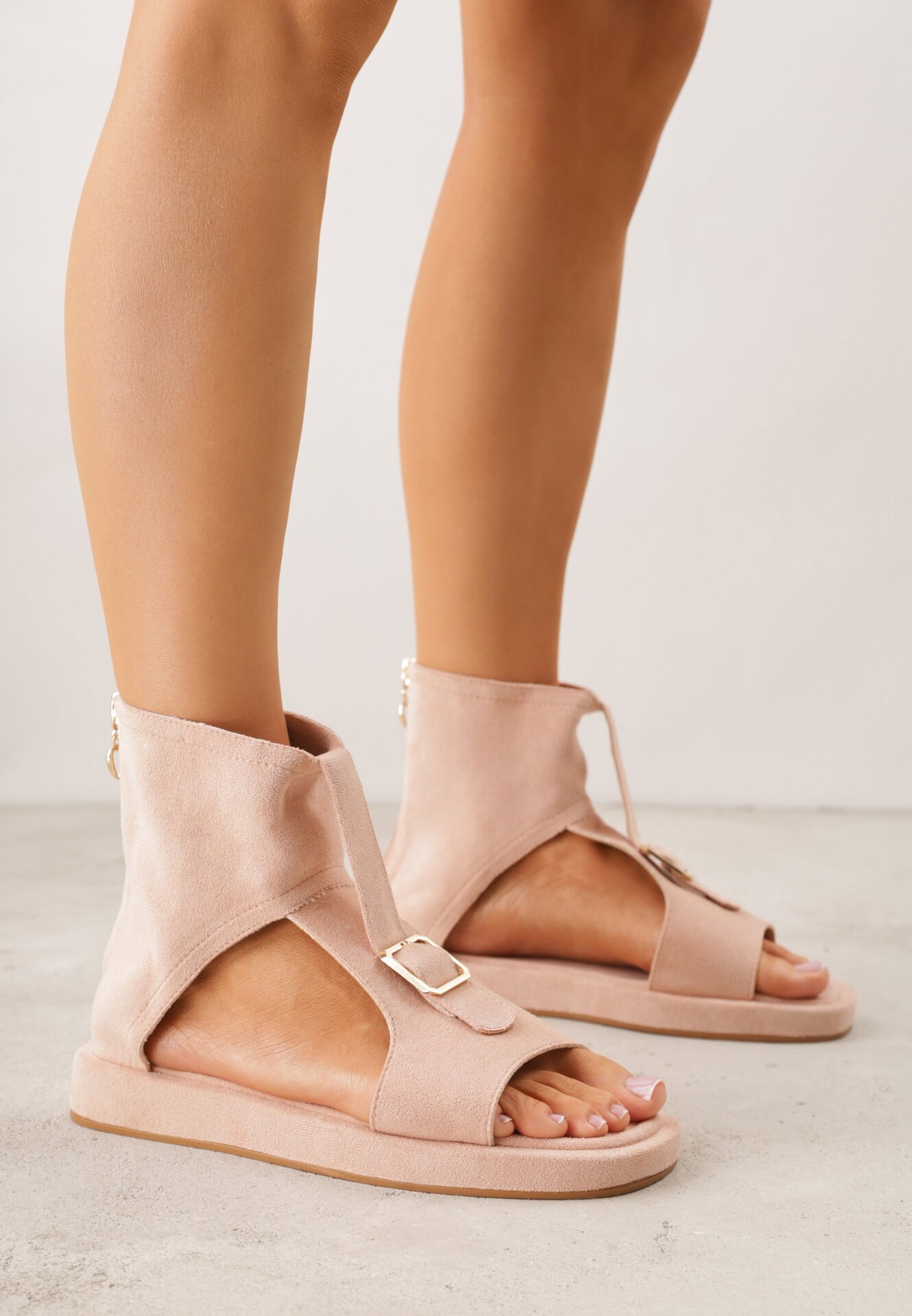 Różowe Sandały w Stylu Botków z Ozdobną Klamrą Theaneasi