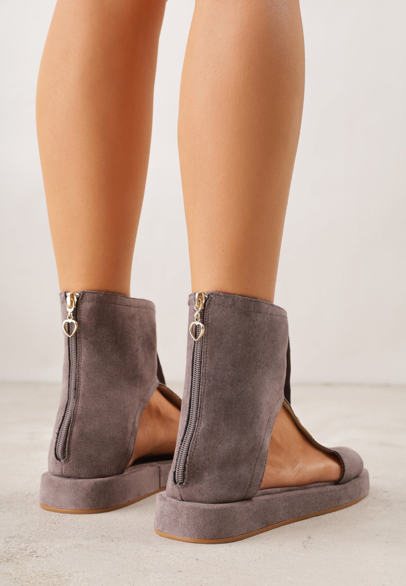 Szare Sandały w Stylu Botków z Ozdobną Klamrą Theaneasi