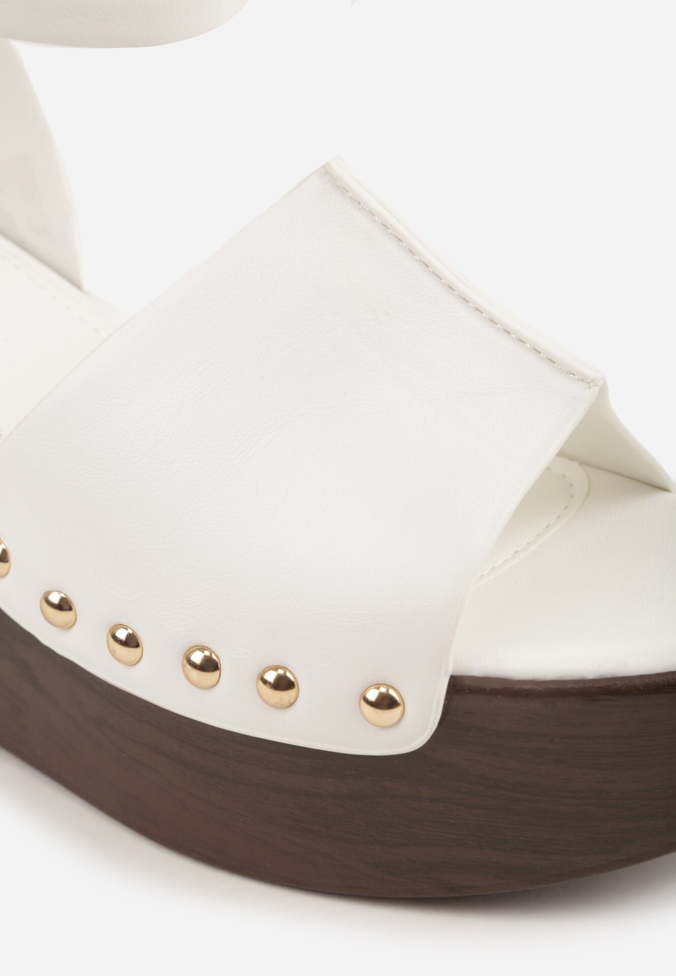 Białe Sandały na Koturnie i Platformie Ozdobione Nitami Rhethe