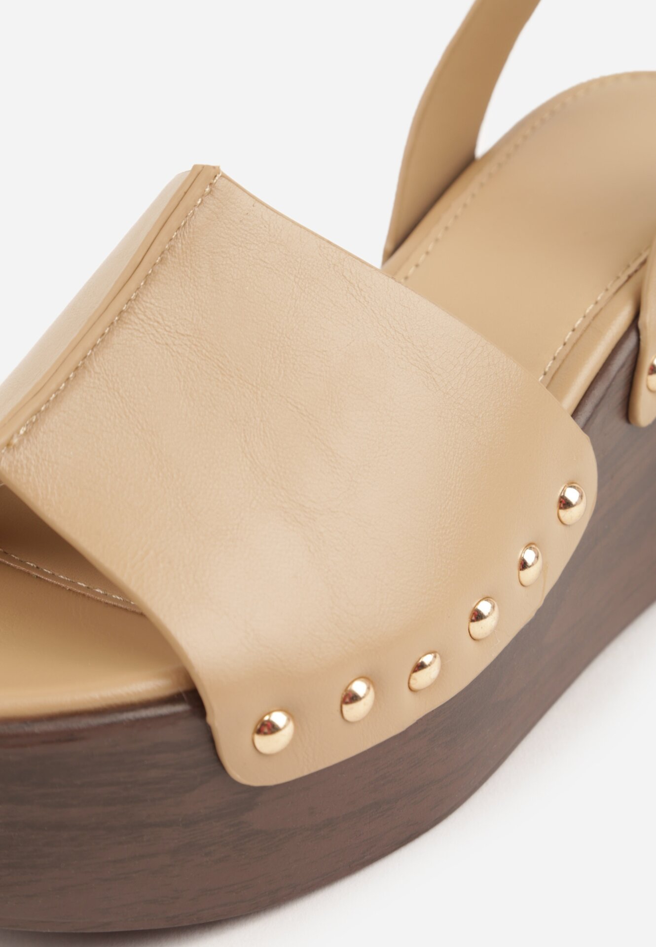 Ciemnobeżowe Sandały na Koturnie i Platformie Ozdobione Nitami Rhethe