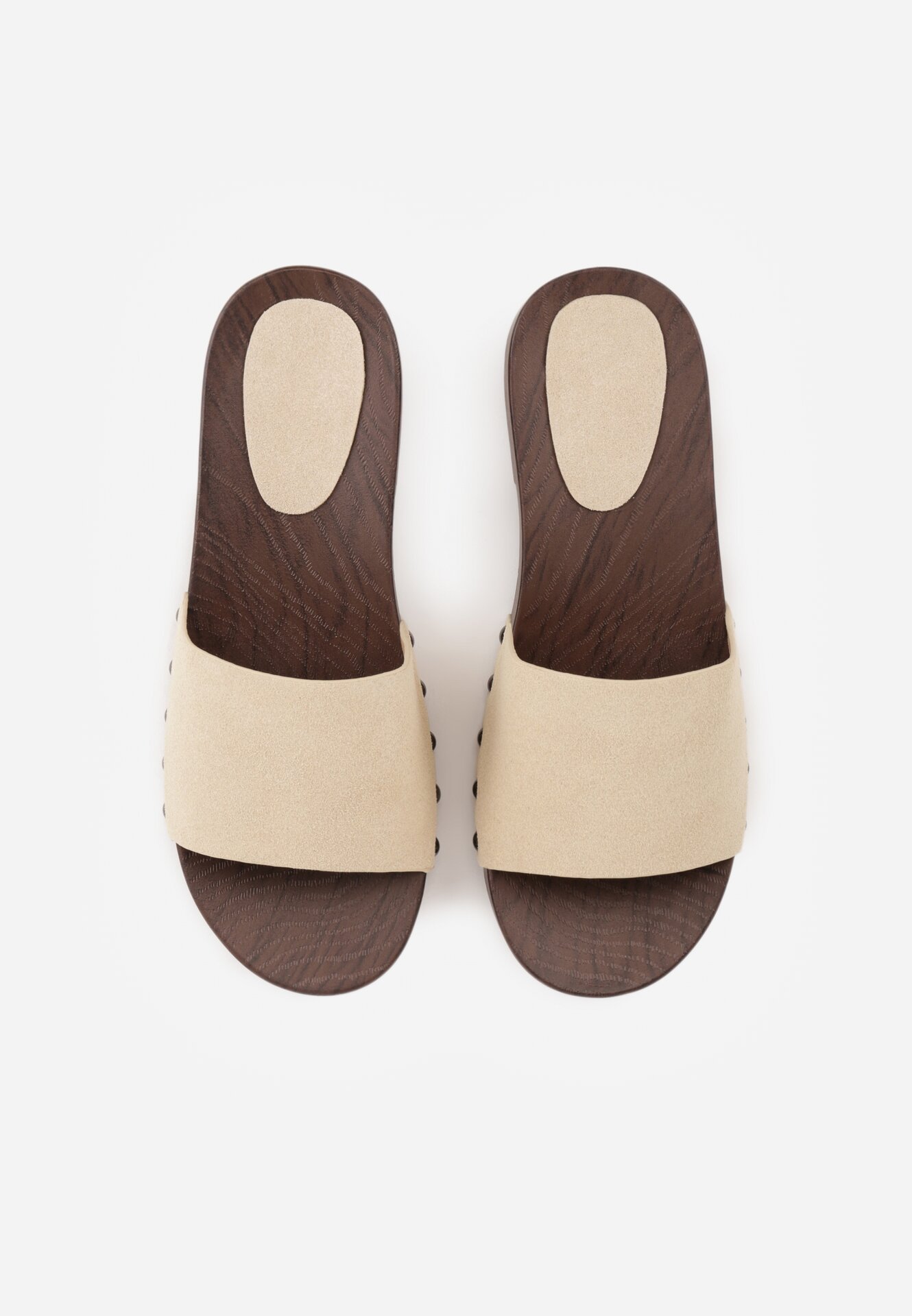 Beżowe Klapki Ozdobione Nitami Thronisei