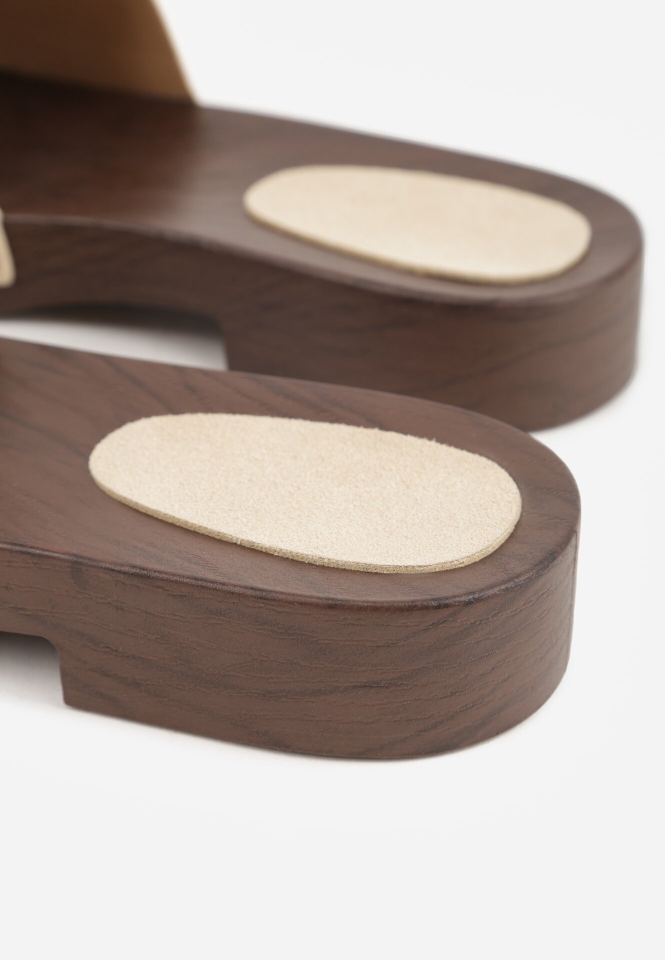 Beżowe Klapki Ozdobione Nitami Thronisei