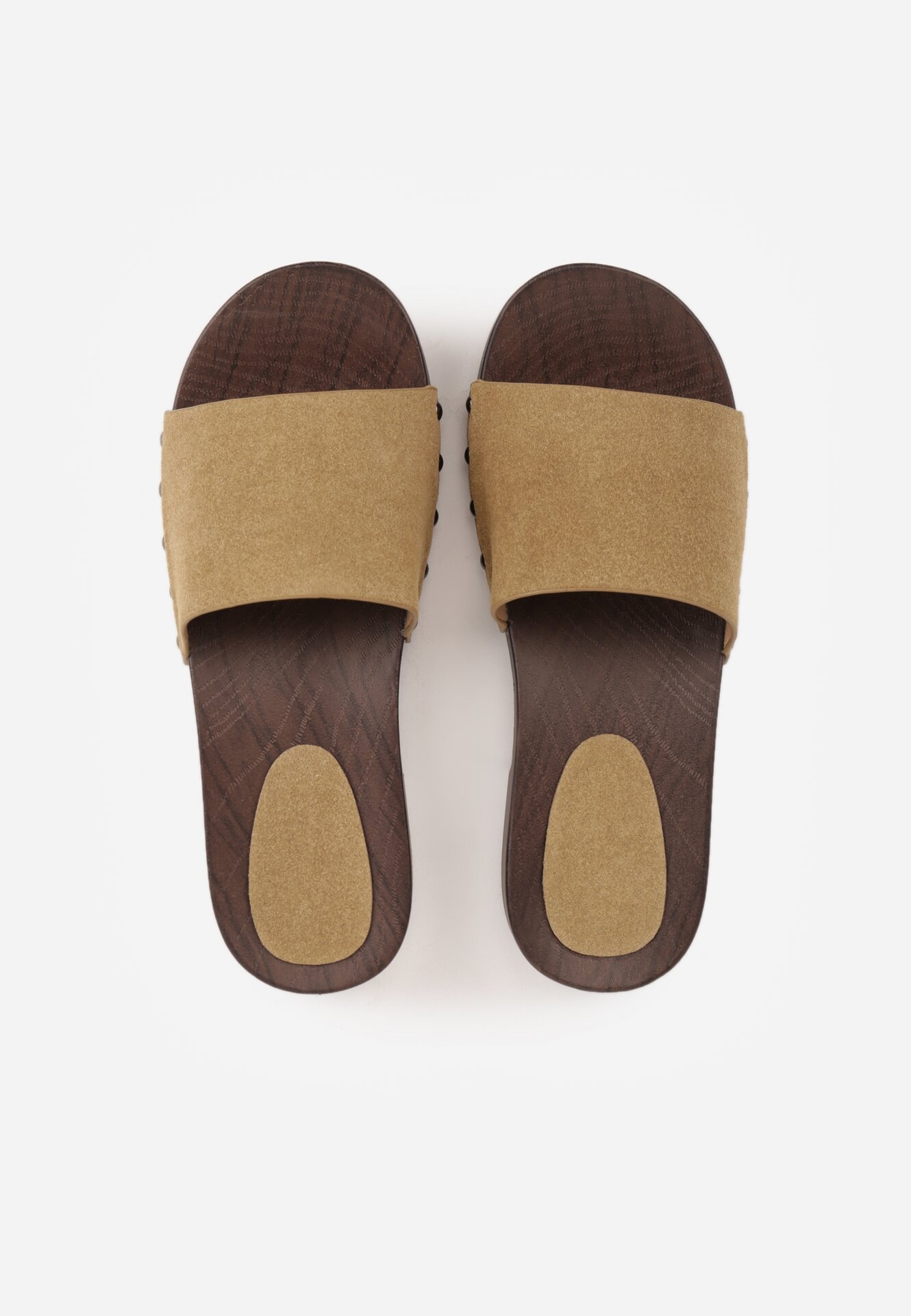 Ciemnobeżowe Klapki Ozdobione Nitami Thronisei