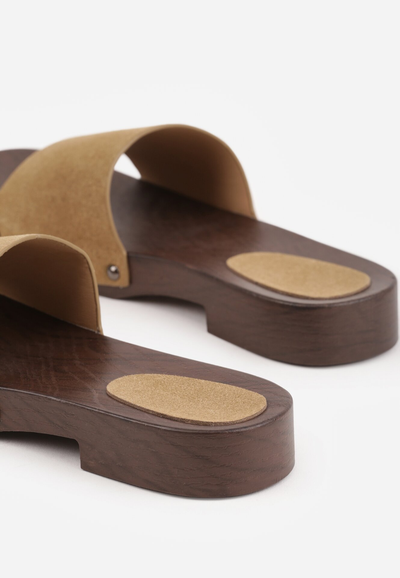 Ciemnobeżowe Klapki Ozdobione Nitami Thronisei