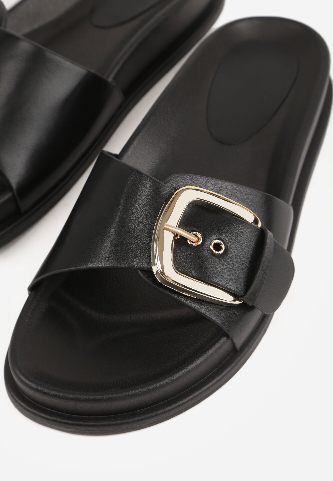 Czarne Klapki na Grubej Podeszwie Ozdobione Metaliczną Klamrą Lorefer