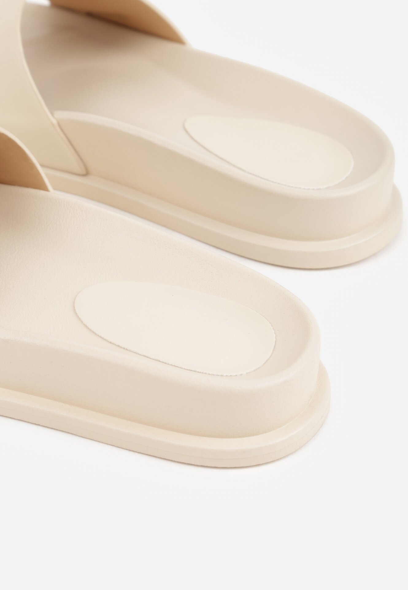 Beżowe Klapki na Grubej Podeszwie Ozdobione Metaliczną Klamrą Lorefer