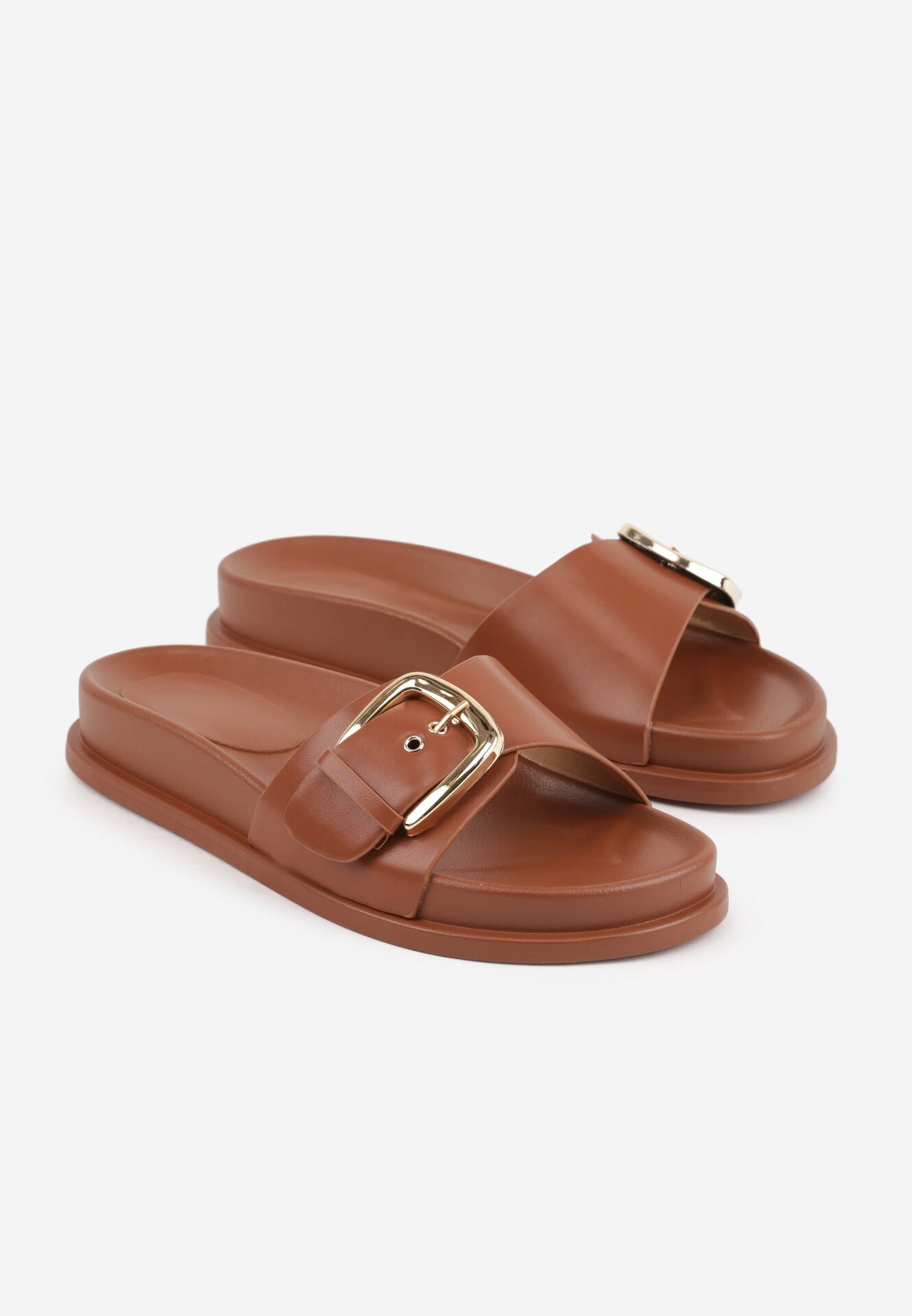 Brązowe Klapki na Grubej Podeszwie Ozdobione Metaliczną Klamrą Lorefer