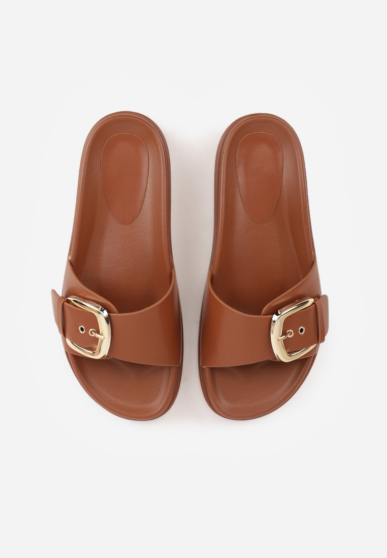 Brązowe Klapki na Grubej Podeszwie Ozdobione Metaliczną Klamrą Lorefer