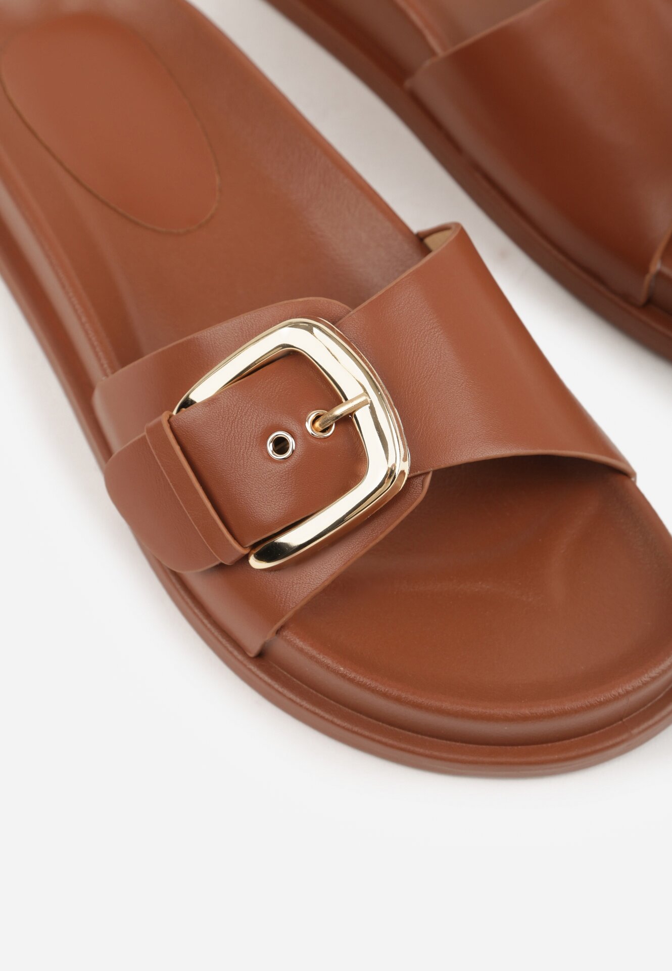 Brązowe Klapki na Grubej Podeszwie Ozdobione Metaliczną Klamrą Lorefer