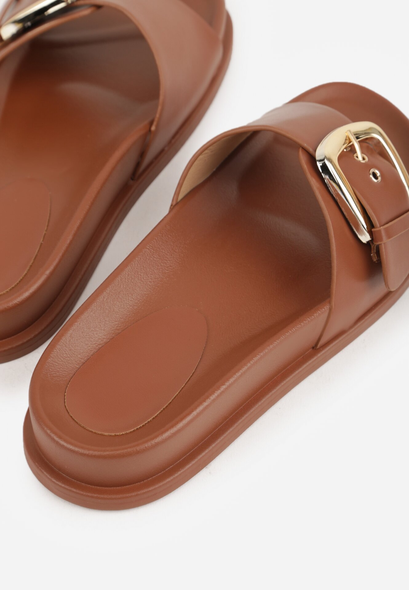 Brązowe Klapki na Grubej Podeszwie Ozdobione Metaliczną Klamrą Lorefer