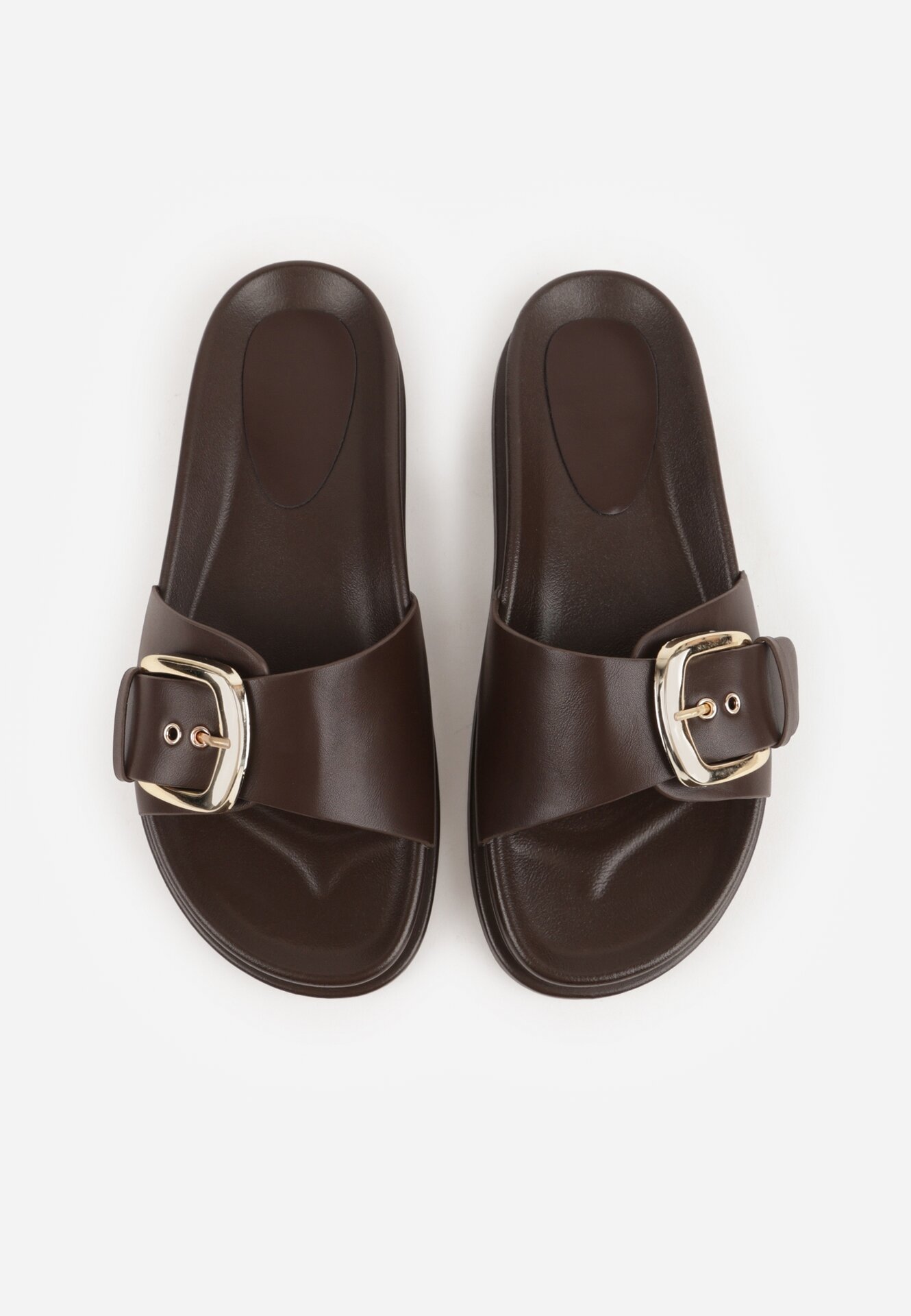 Ciemnobrązowe Klapki na Grubej Podeszwie Ozdobione Metaliczną Klamrą Lorefer