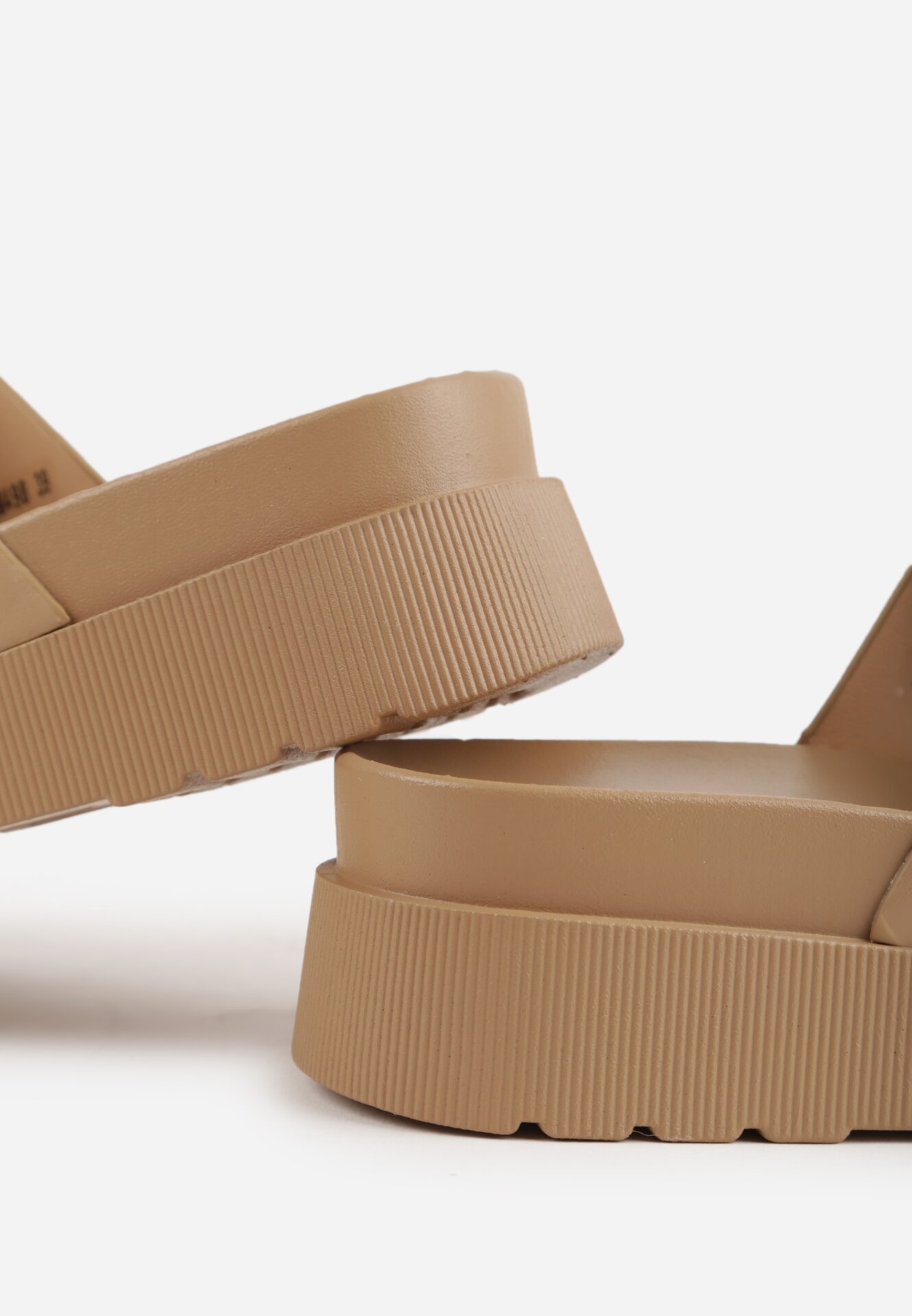 Ciemnobeżowe Klapki na Grubej Podeszwie z Dwoma Klamrami Xenienne