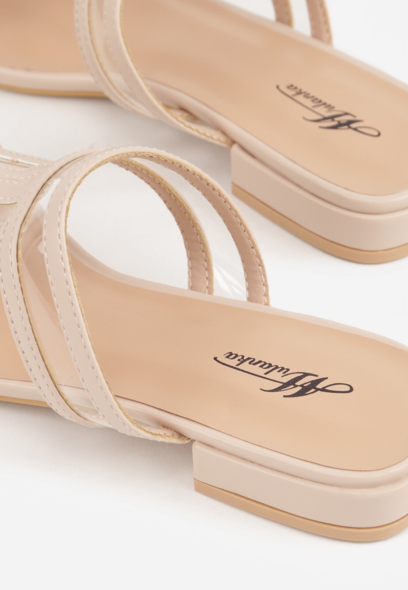 Beżowe Klapki z Geometrycznymi Paskami Adriameda