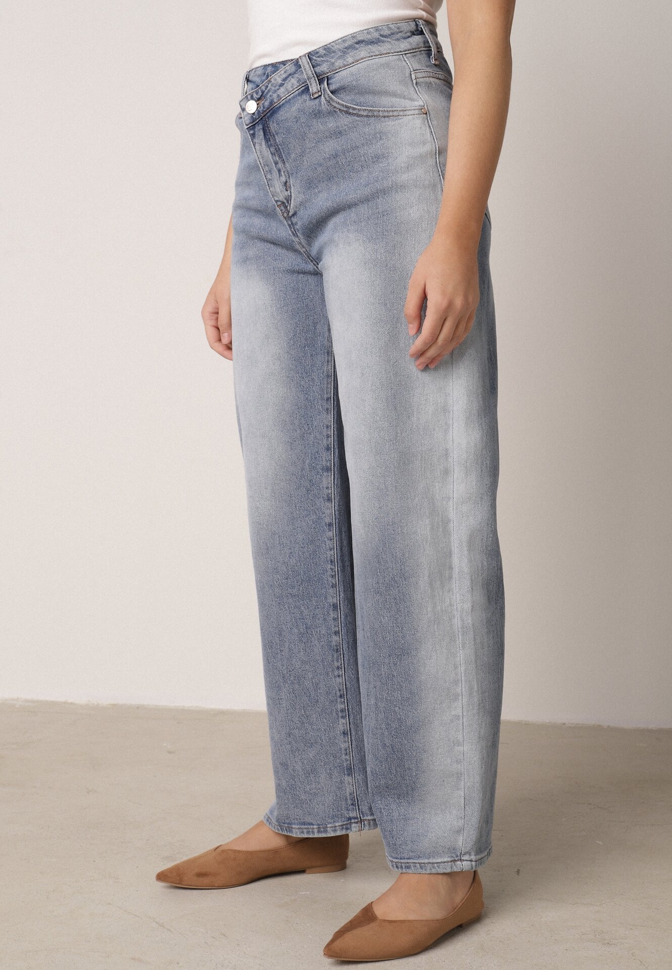 Niebieskie Bawełniane Jeansy Balloon z Asymetrycznym Zapięciem i Wysokim Stanem Evile