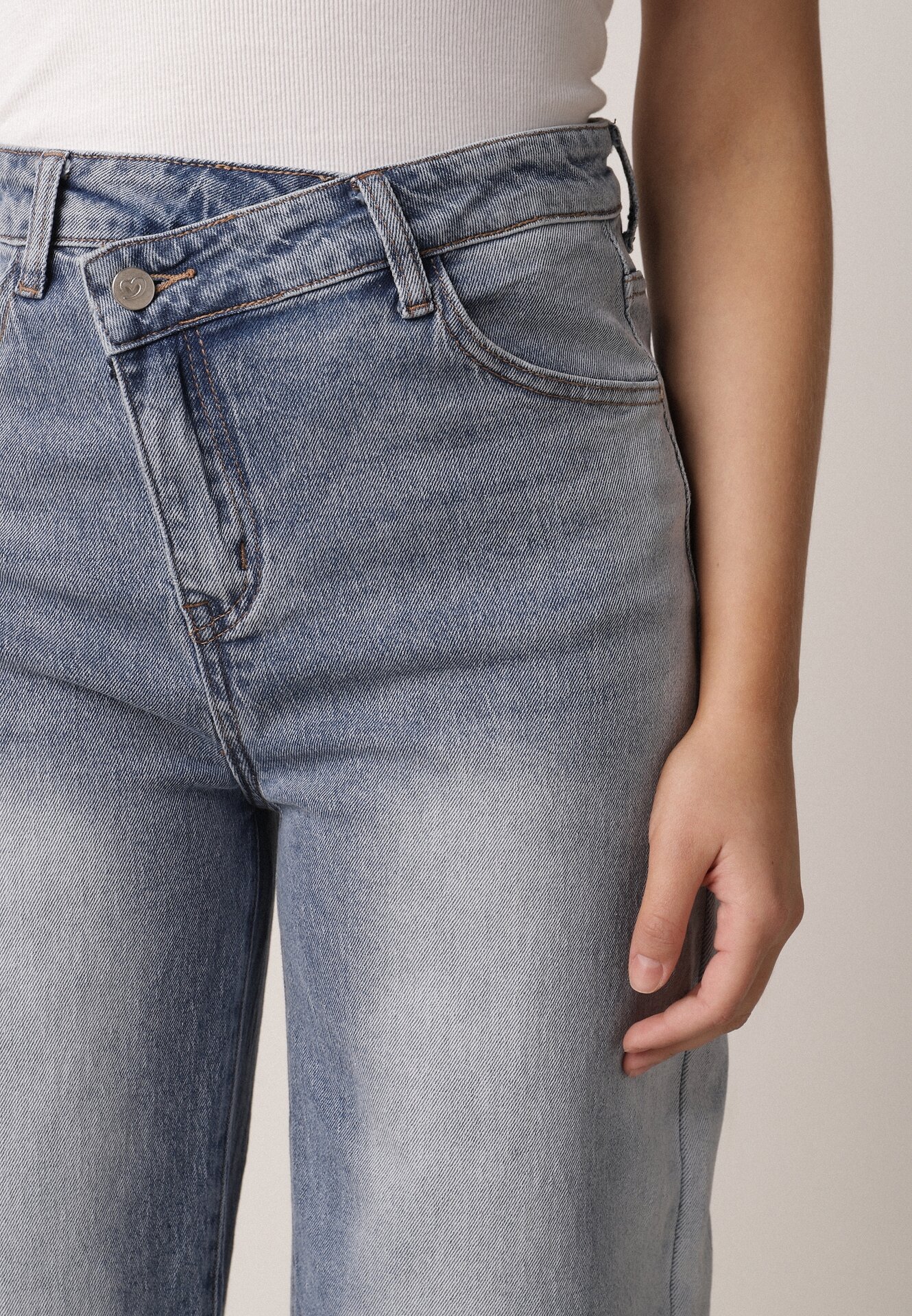 Niebieskie Bawełniane Jeansy Balloon z Asymetrycznym Zapięciem i Wysokim Stanem Evile