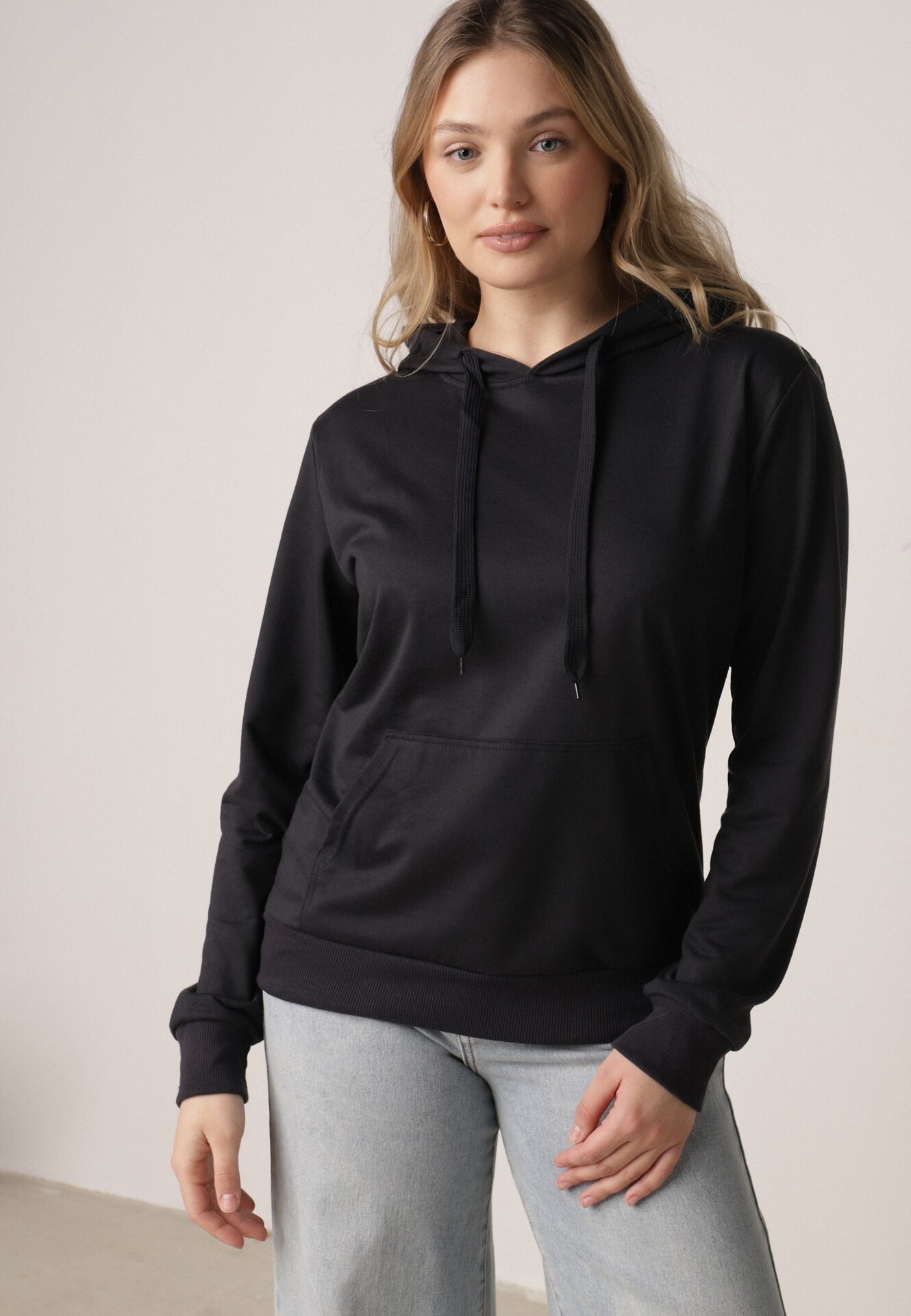 Granatowa Bluza Zakładana przez Głowę z Kapturem i Kieszenią Typu Kangur Roveria