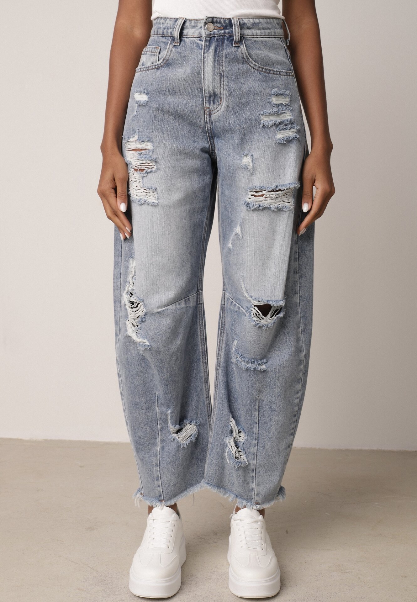 Niebieskie Bawełniane Jeansy Balloon z Wysokim Stanem i z Prztarciami Dziurami Typhaea