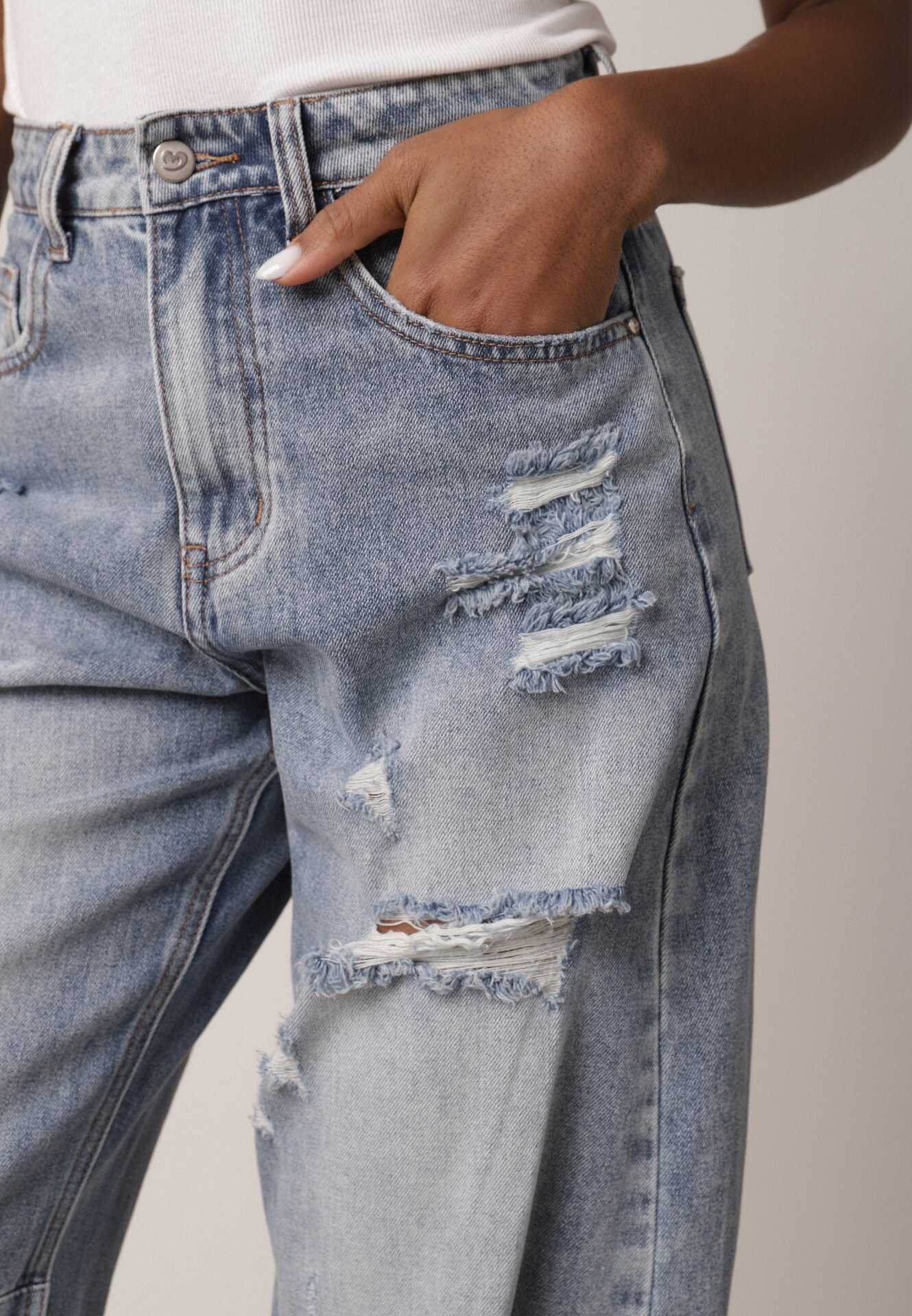 Niebieskie Bawełniane Jeansy Balloon z Wysokim Stanem i z Prztarciami Dziurami Typhaea