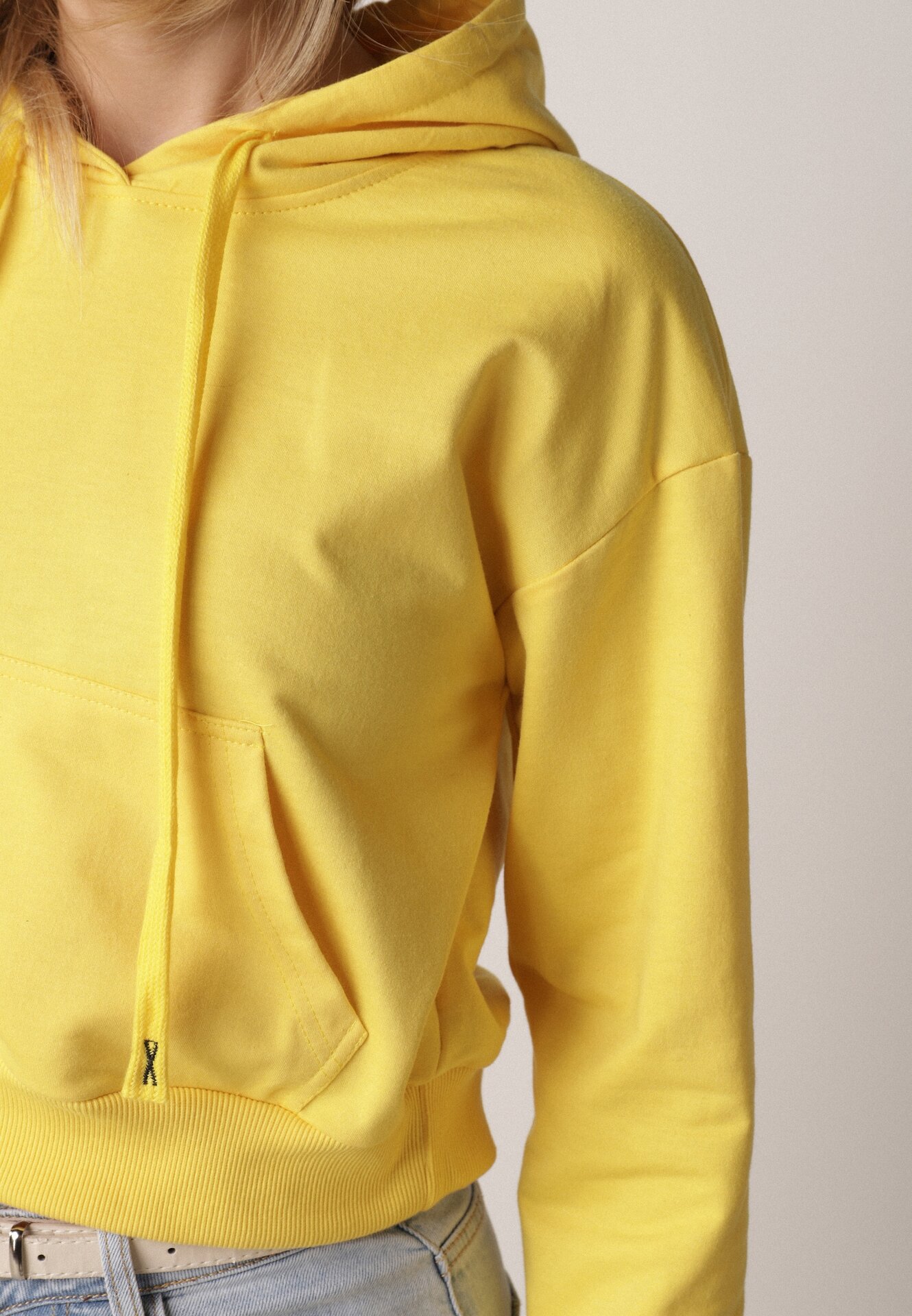 Żółta Bluza z Dodatkiem Bawełny z Kapturem Wykończona Ściągaczami Evista