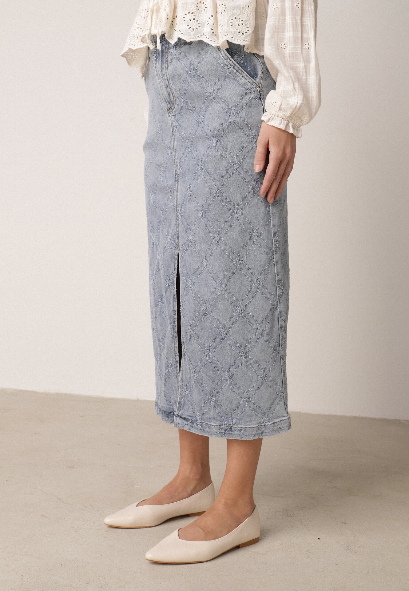 Niebieska Bawełniana Spódnica Jeansowa w Romby z Rozcięciem z Przodu Arissbeth