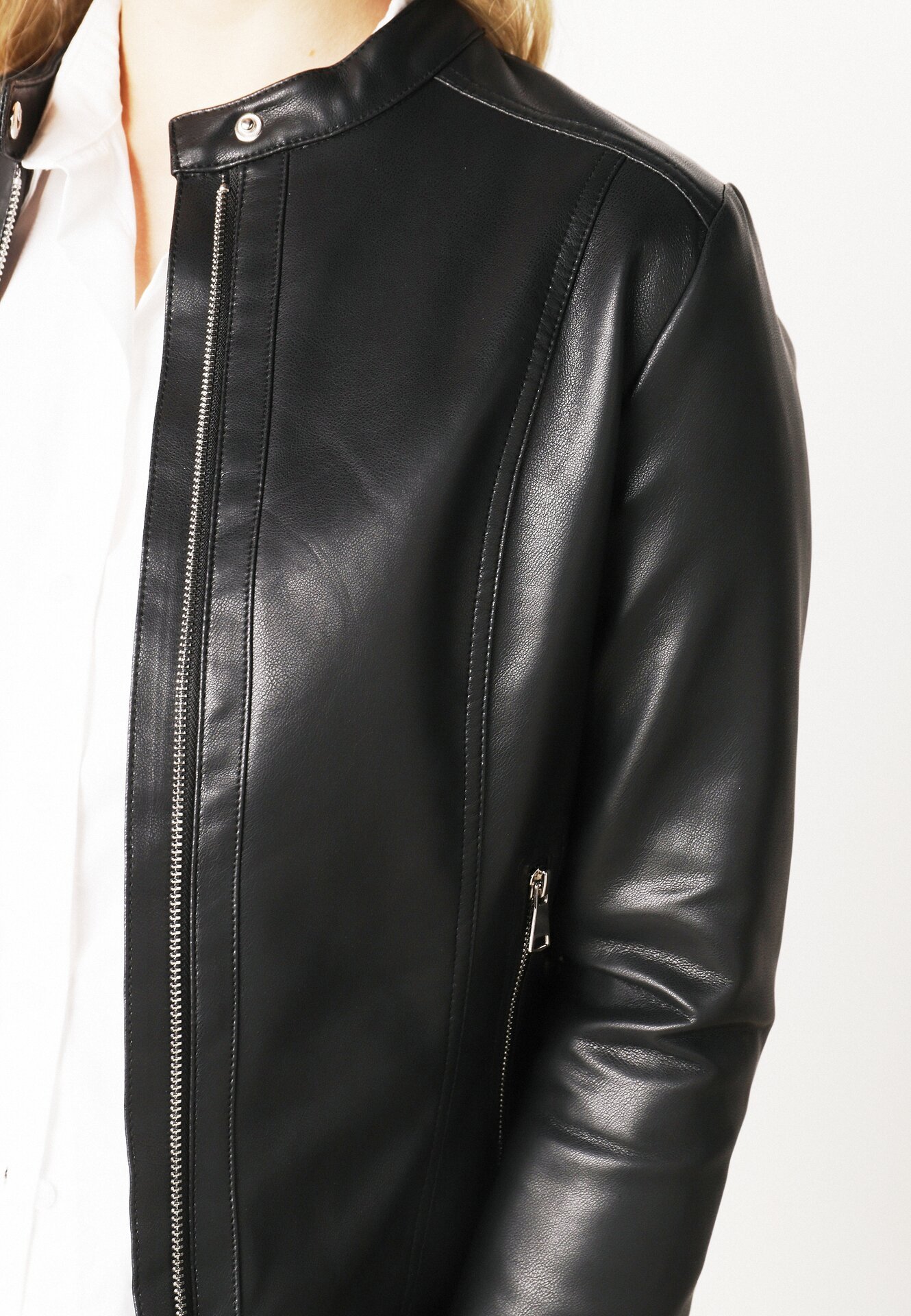 Czarna Klasyczna Kurtka Ramoneska o Taliowantym Kroju Anlea